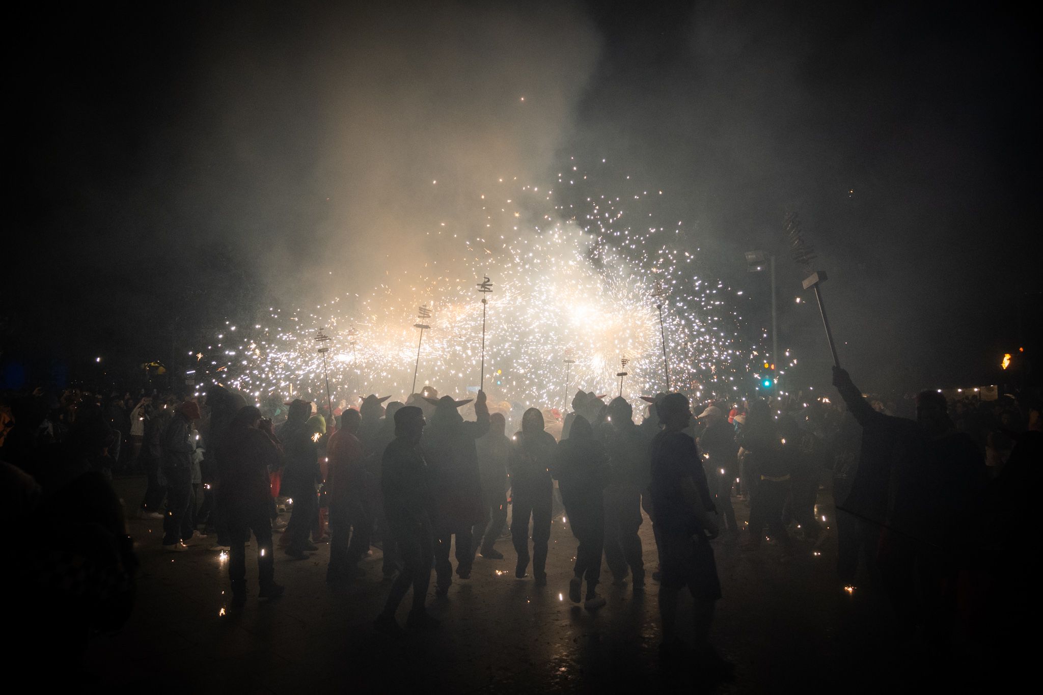 Les Fures tornen a ocupar el balcó amb el seu contrapregó: humor, sàtira i molta complicitat amb el poble. FOTO: Paula Sama