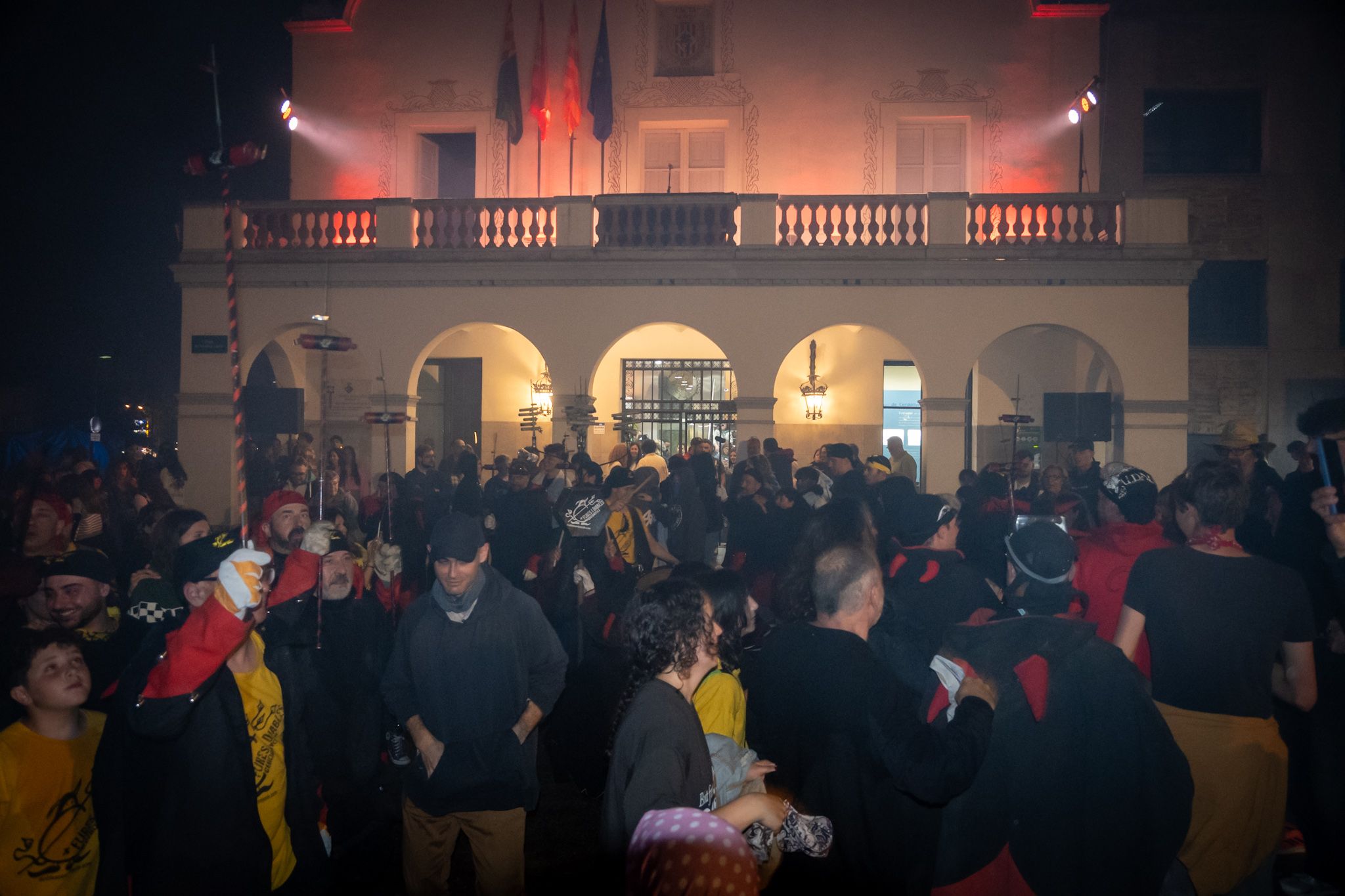 Les Fures tornen a ocupar el balcó amb el seu contrapregó: humor, sàtira i molta complicitat amb el poble. FOTO: Paula Sama