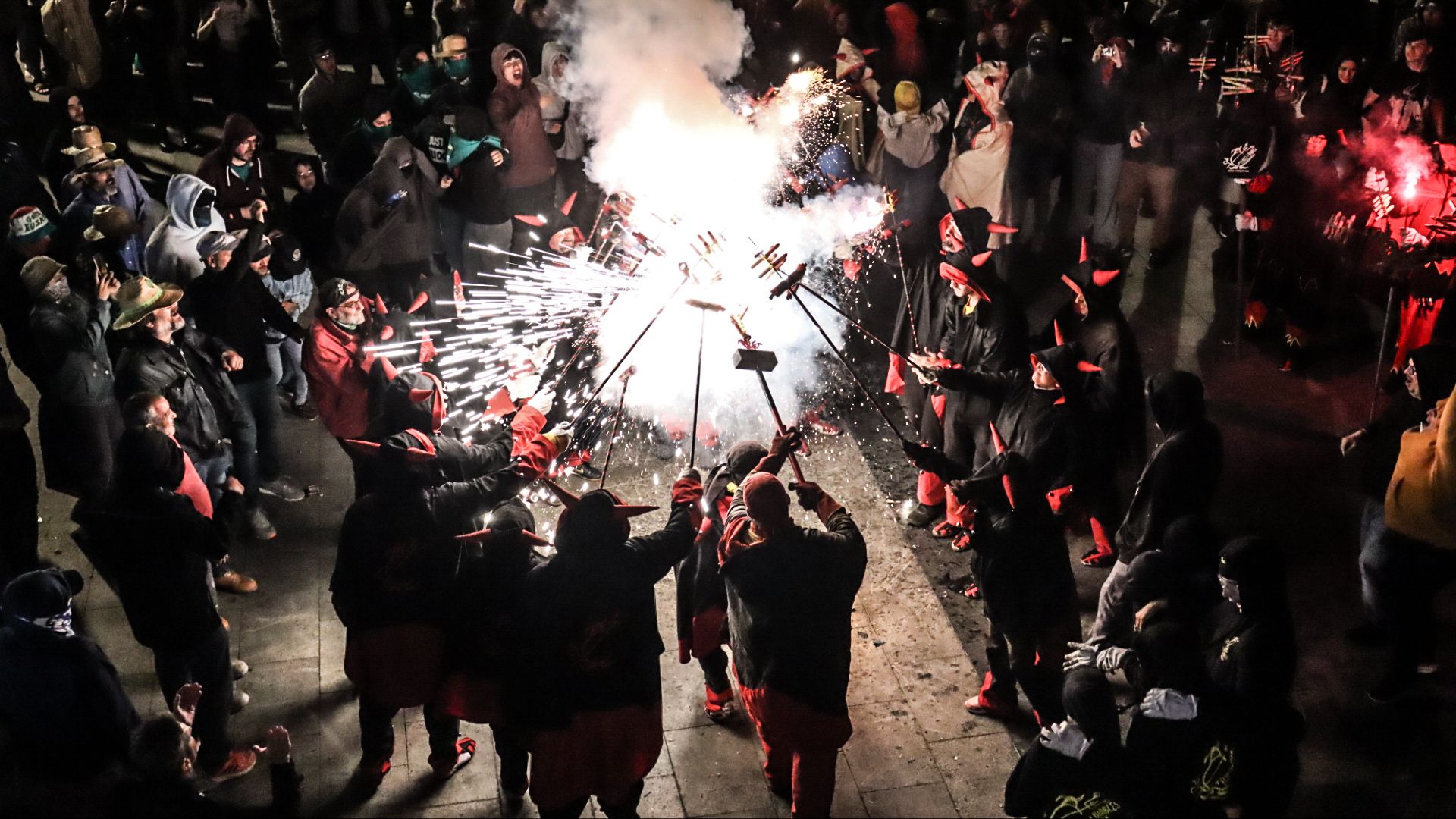 Les Fures tornen a ocupar el balcó amb el seu contrapregó: humor, sàtira i molta complicitat amb el poble. FOTO: Marc Mata