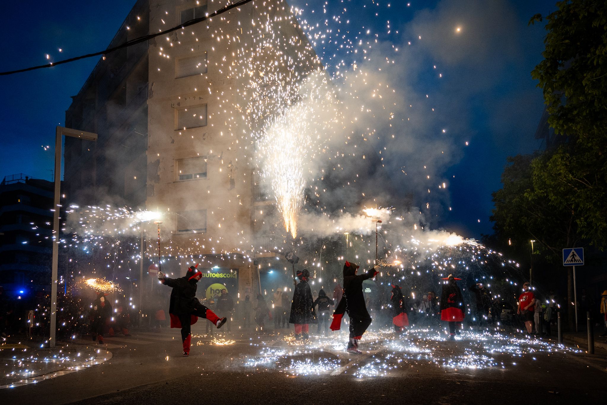 La canalla viu amb intensitat el correfoc infantil del Roser de Maig. FOTO: Paula Sama