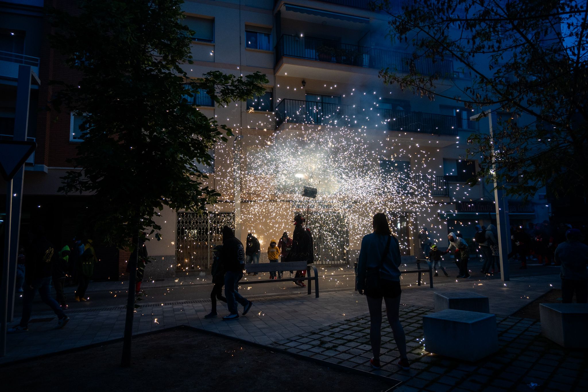 La canalla viu amb intensitat el correfoc infantil del Roser de Maig. FOTO: Paula Sama