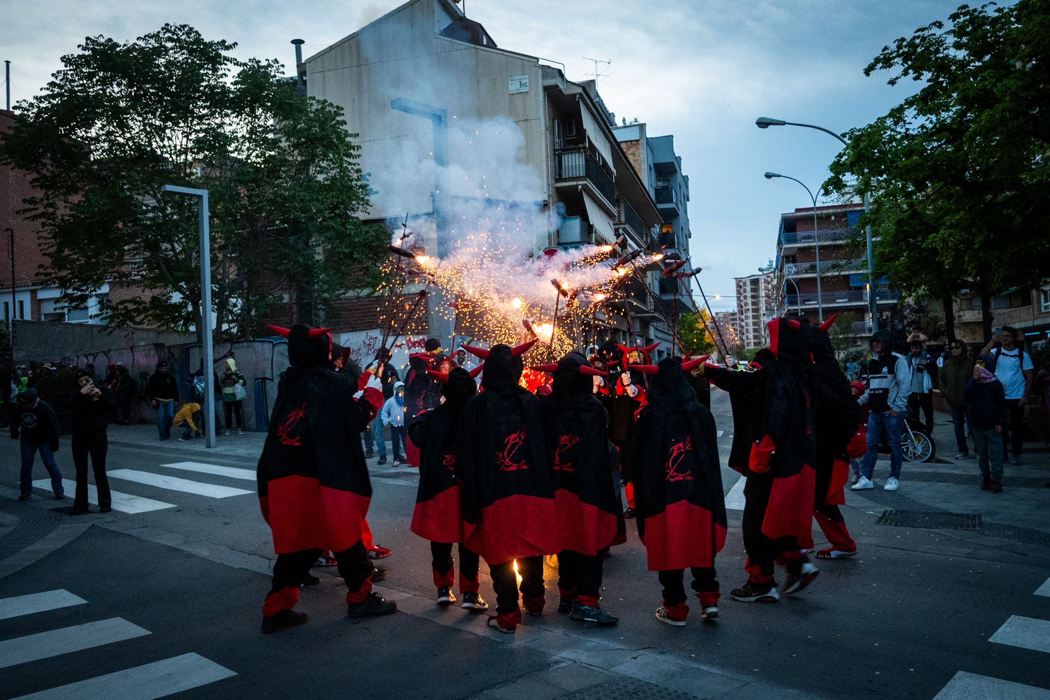 La canalla viu amb intensitat el correfoc infantil del Roser de Maig. FOTO: Paula Sama