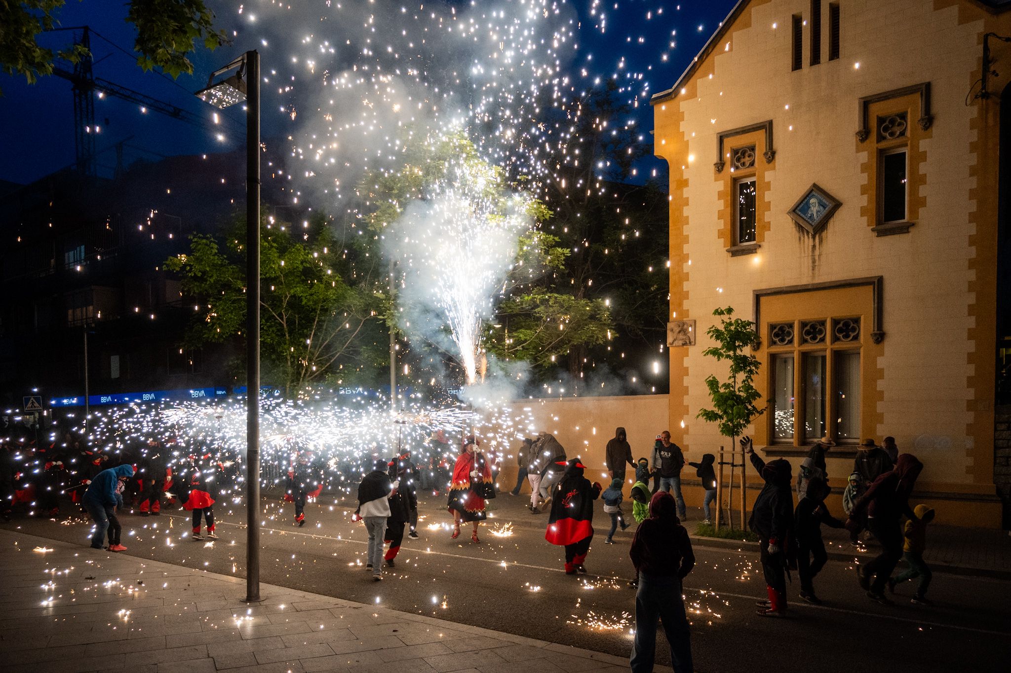 La canalla viu amb intensitat el correfoc infantil del Roser de Maig. FOTO: Paula Sama