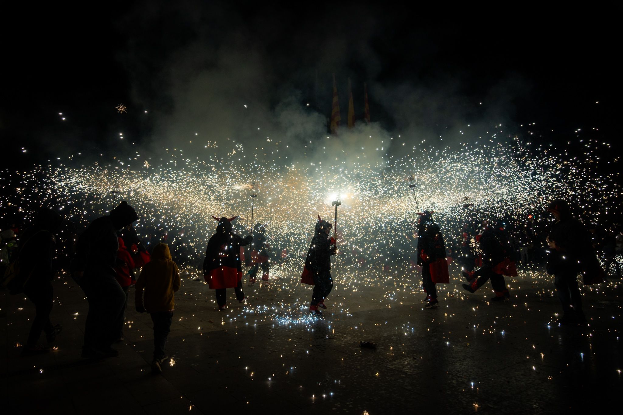 La canalla viu amb intensitat el correfoc infantil del Roser de Maig. FOTO: Paula Sama