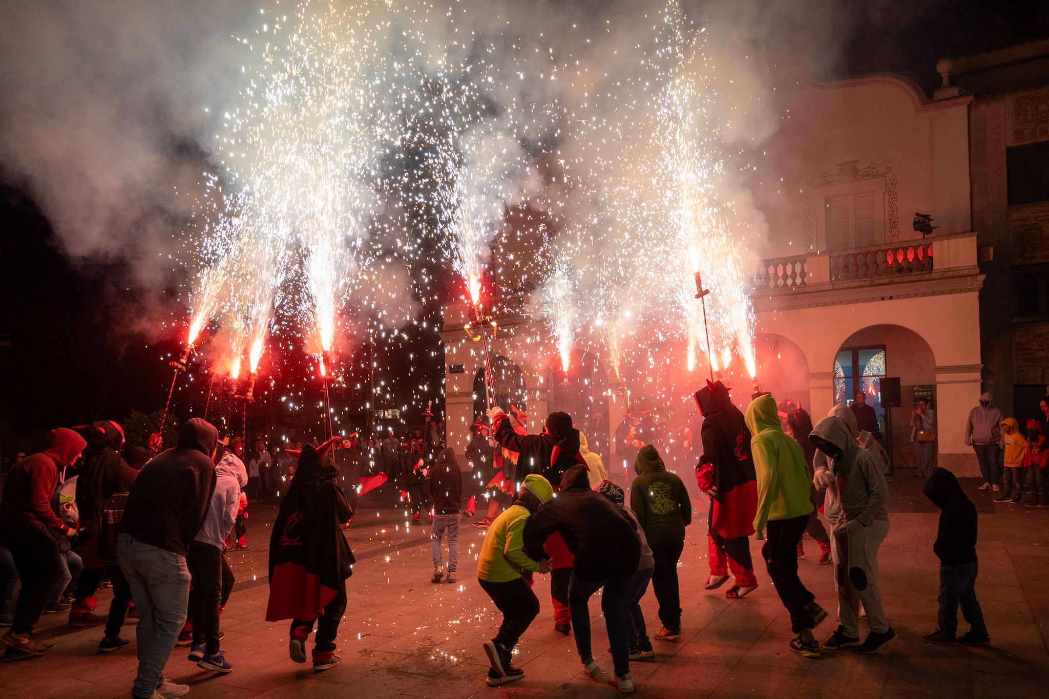 La canalla viu amb intensitat el correfoc infantil del Roser de Maig. FOTO: Paula Sama