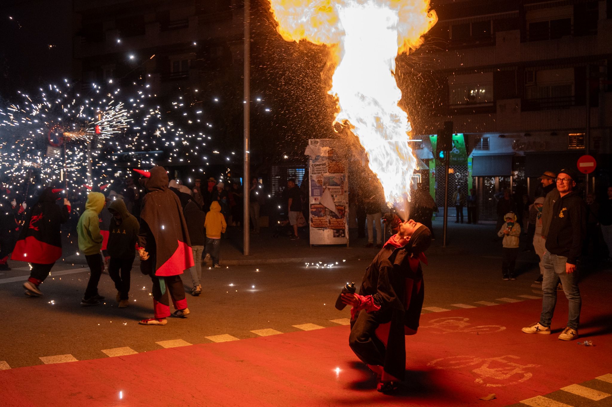 La canalla viu amb intensitat el correfoc infantil del Roser de Maig. FOTO: Paula Sama