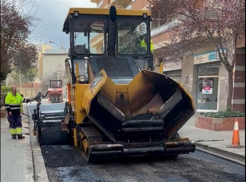 Asfaltatge del carrer de Torrent, dins el mateix pla. FOTO: Ajuntament de Cerdanyola.