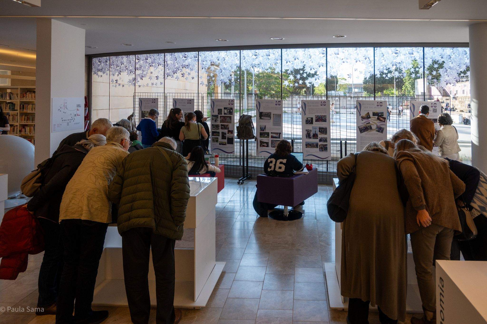 Inauguració de l’exposició “60 anys de l’Agrupament Escolta Pau Casals", a la Biblioteca. FOTO: Paula Sama 