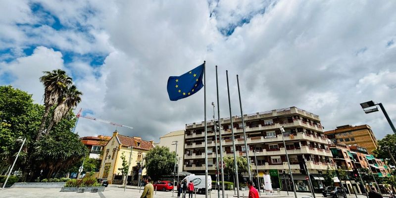 La bandera europea, onejant al vent. FOTO: Ajuntament de Cerdanyola. La bandera europea, onejant al vent. FOTO: Ajuntament de Cerdanyola.