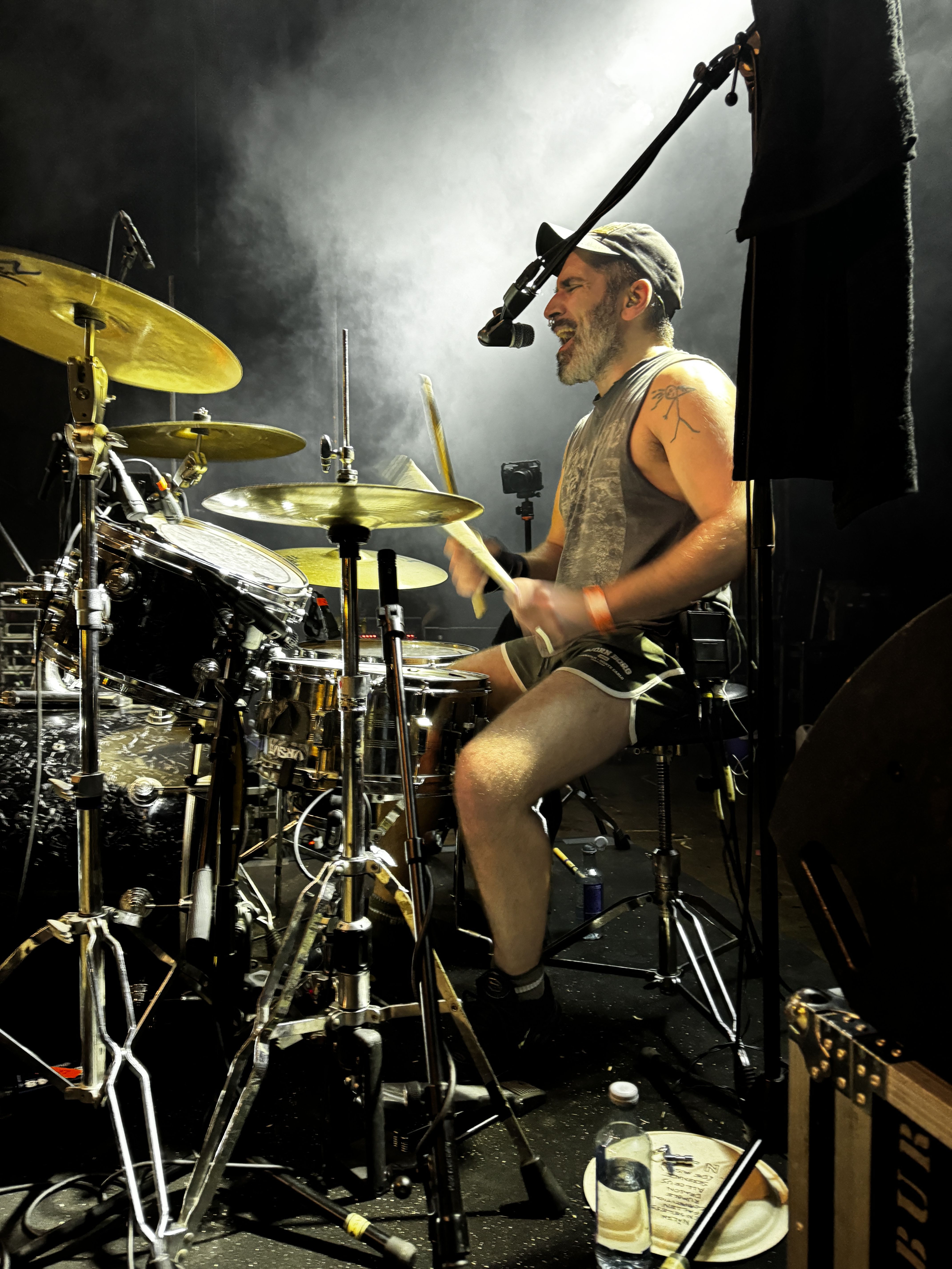 Actuació de Satanic Surfers. La pluja va obligar a suspendre el concert a la meitat. FOTO: Carme Monclús.
