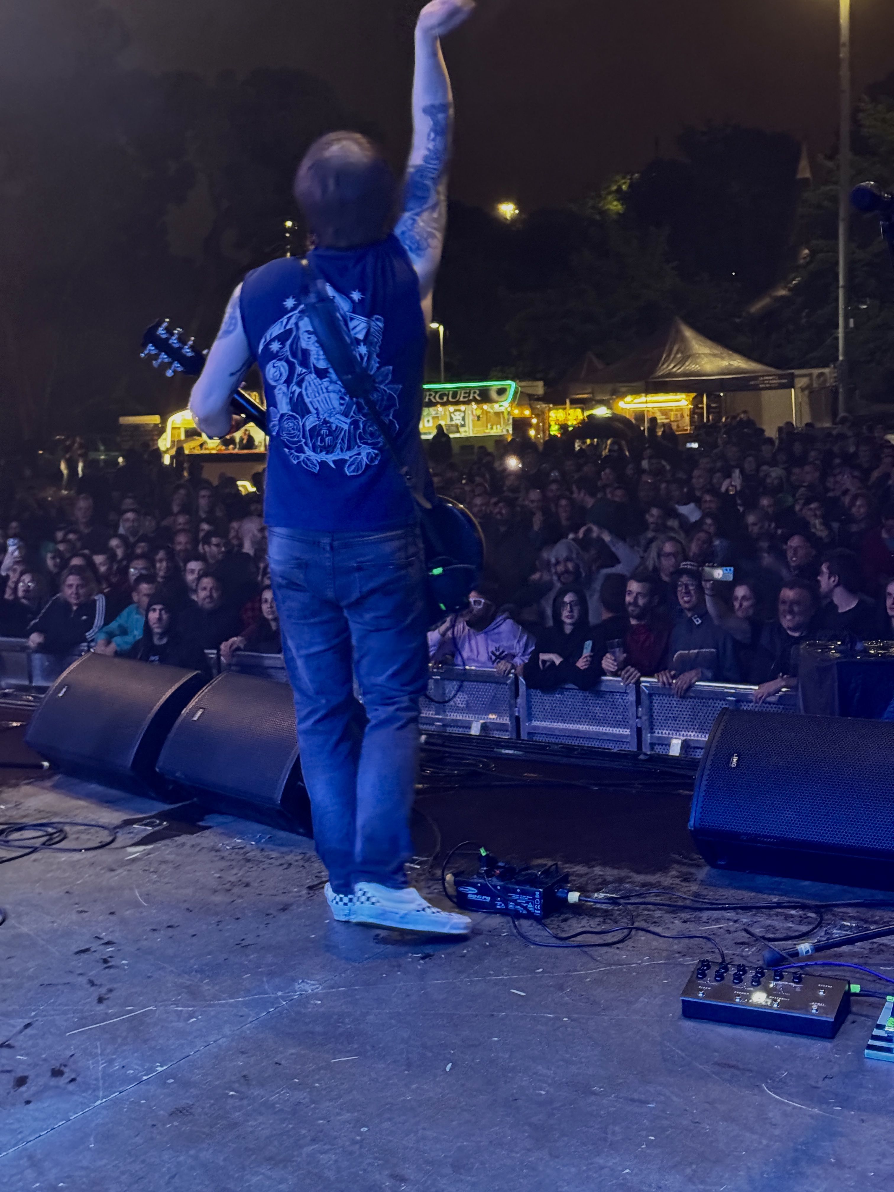Actuació de Satanic Surfers. La pluja va obligar a suspendre el concert a la meitat. FOTO: Carme Monclús.