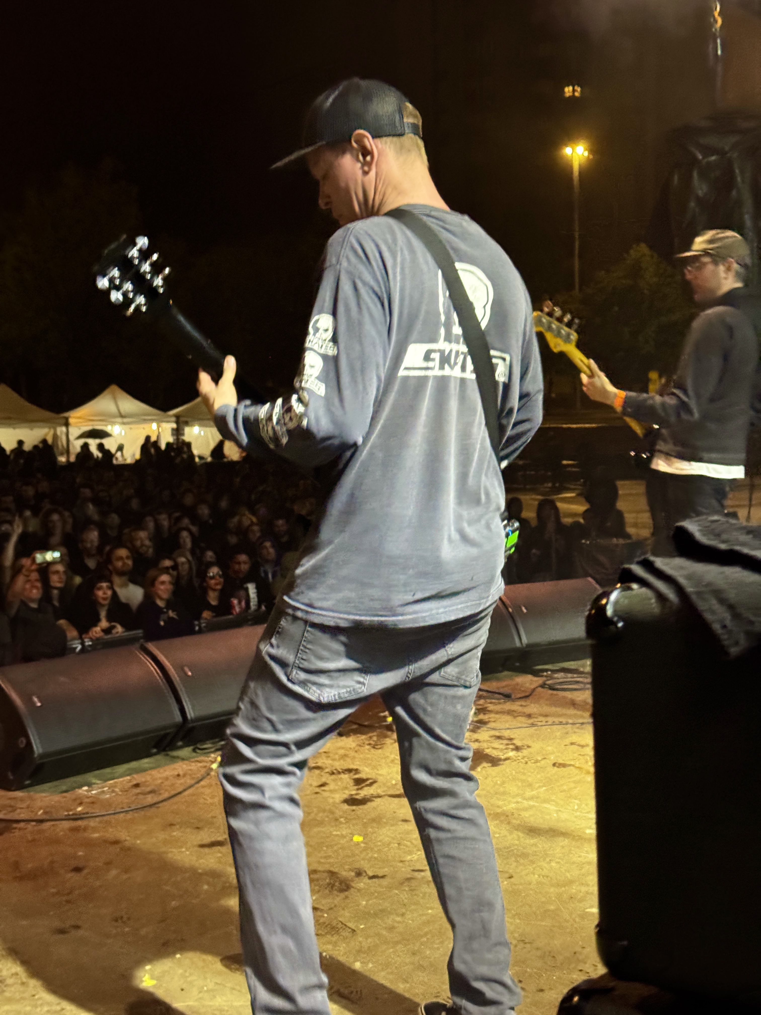 Actuació de Satanic Surfers. La pluja va obligar a suspendre el concert a la meitat. FOTO: Carme Monclús.