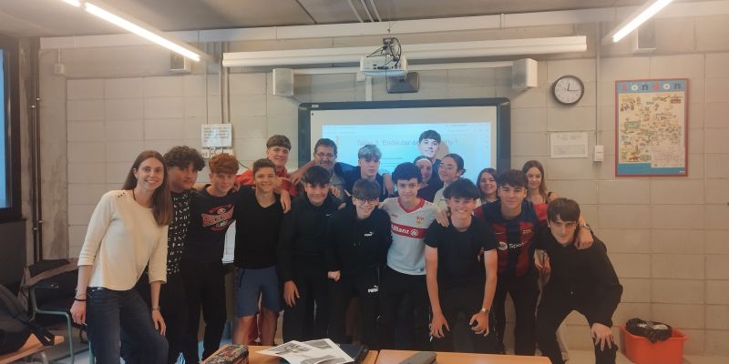 La classe de 4rt d'ESO de l'Institut Gorgs amb la seva professora Patricia Luque La classe de 4rt d'ESO de l'Institut Gorgs amb la seva professora Patricia Luque