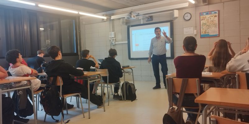 Classe magistral d'economia bàsica, dins del programa d'Educació Financera a les Escoles, a l'Institut Gorgs