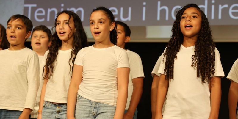 Actuació del grup de l'escola de Les Fontetes, a la gala final de "Tenim Veu". FOTO: Gabinet de comunicació síndic de greuges Actuació del grup de l'escola de Les Fontetes, a la gala final de "Tenim Veu". FOTO: Gabinet de comunicació síndic de greuges