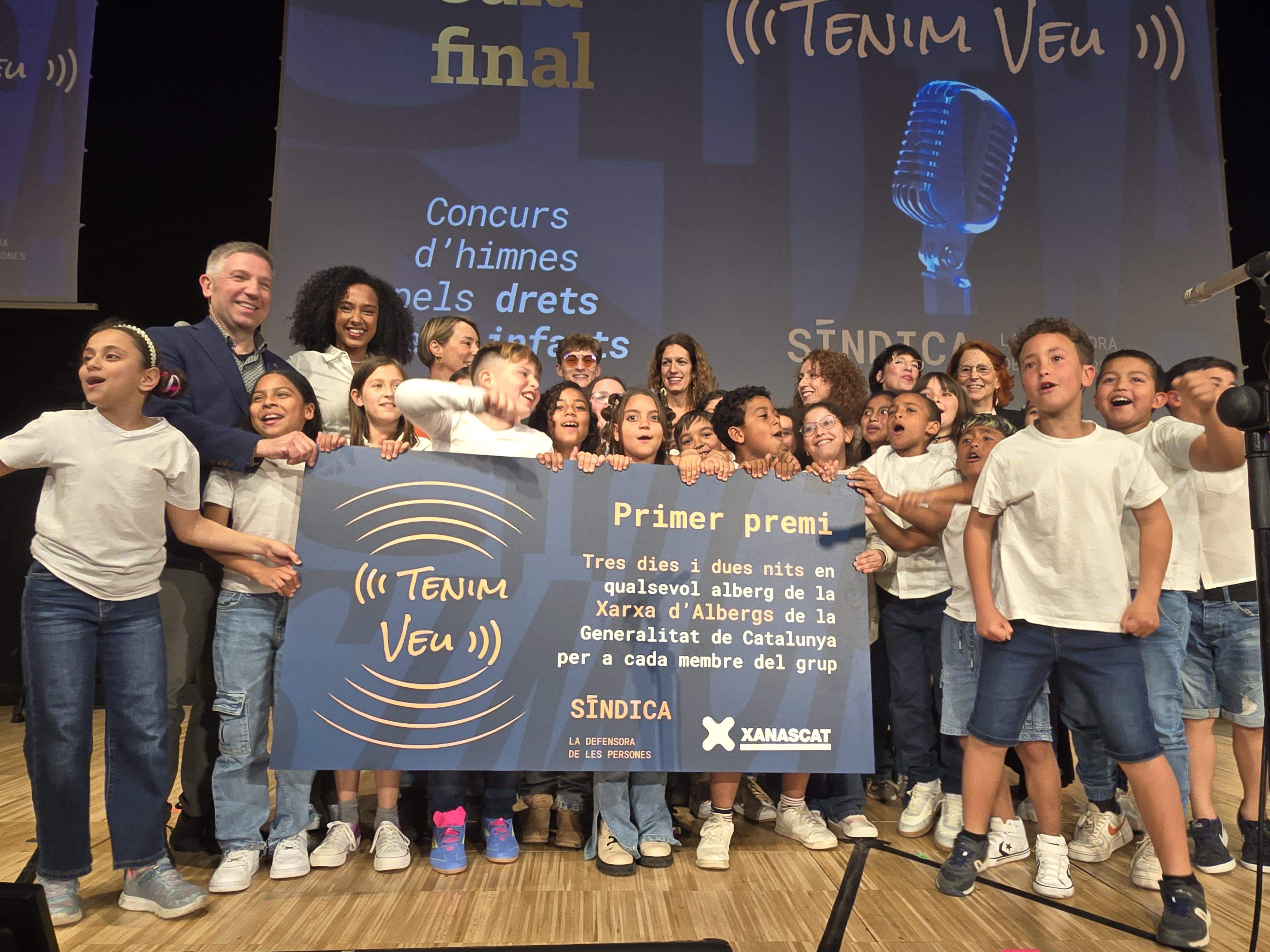 L'escola de Les Fontetes recull el premi a la gala final del concurs Tenim Veu. FOTO: Gabinet de comunicació síndic de greuges.