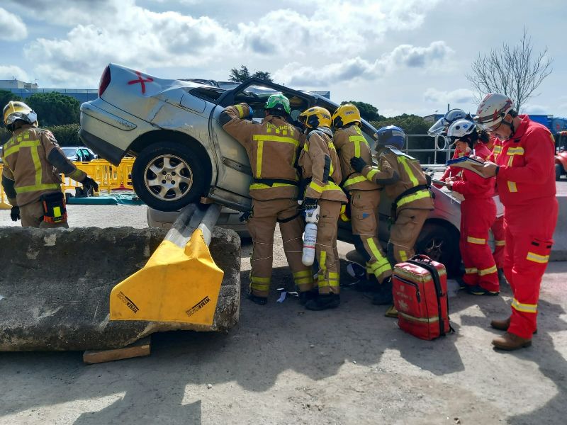 Maniobra de l'equip del GROS del parc de Cerdanyola del Vallès, al XX Concurs de Rescat en Accidents de Trànsit de Bombers de la Generalitat
