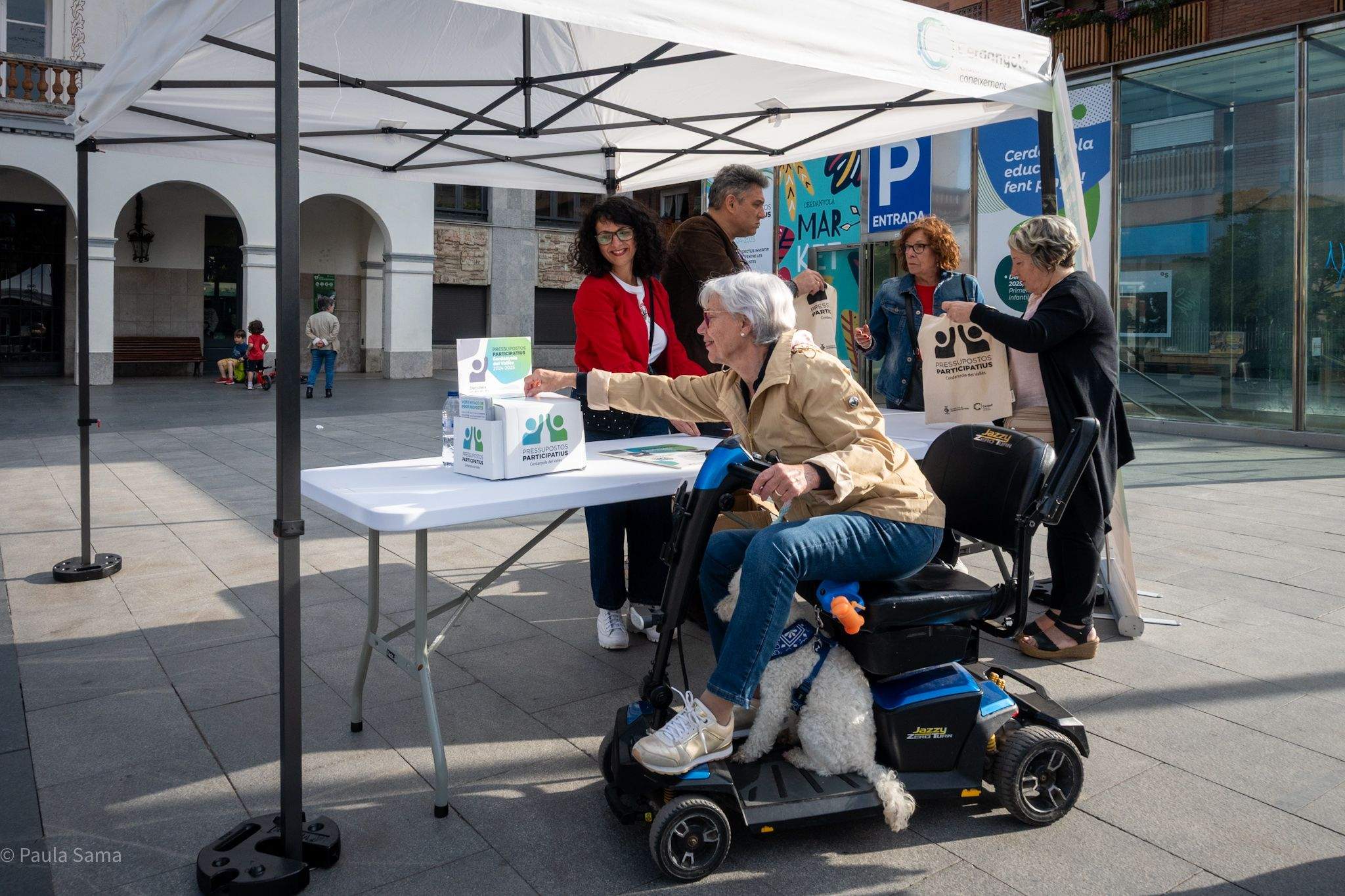 Una dona vota els pressupostos participatius a la carpa instal·lada a Abat Oliba, dimecres. FOTO: Paula Sama 