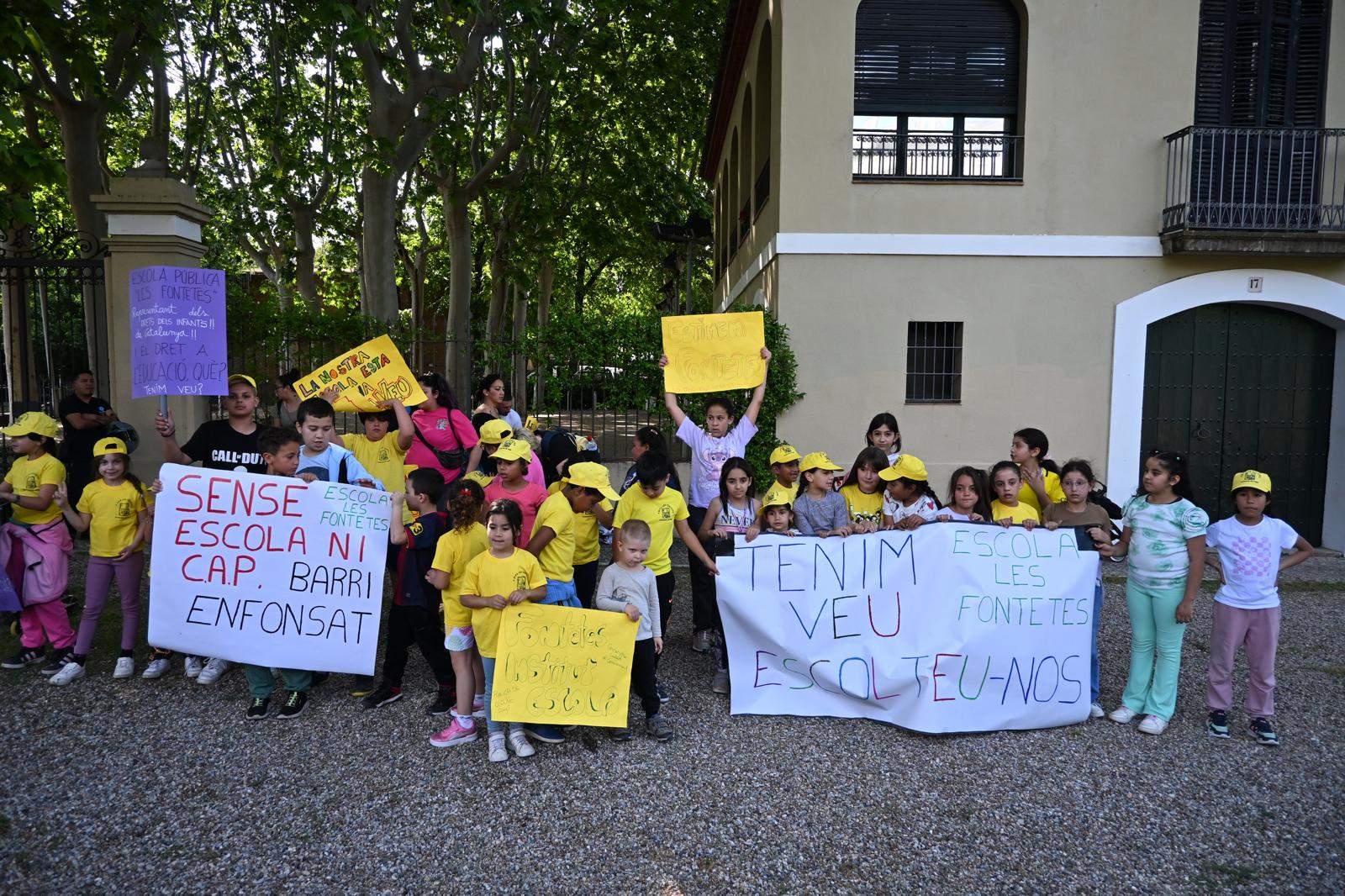 Protesta aquest dijous a la Masia de Can Serraperera. FOTO: Paula Sama. 