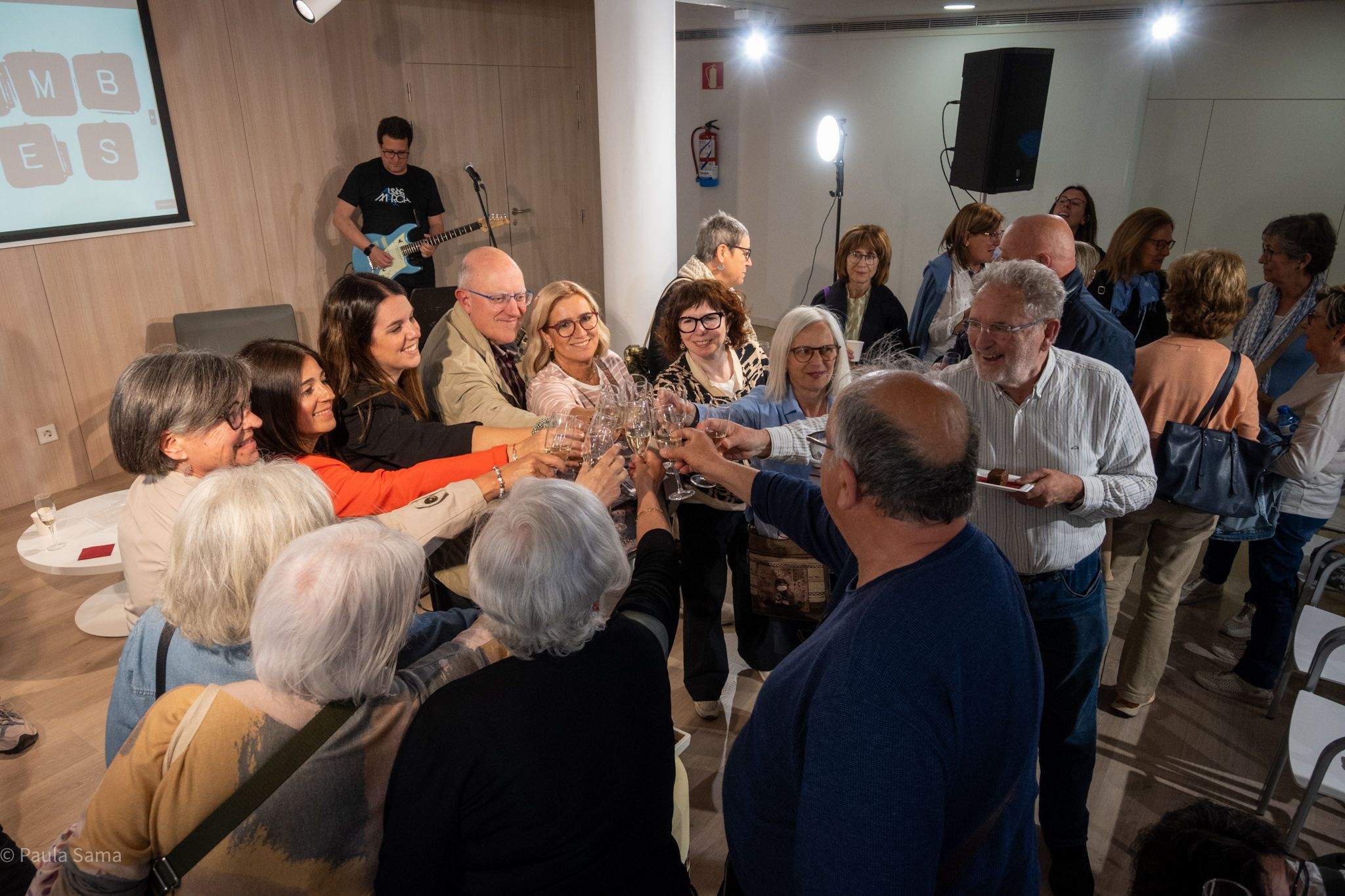 Brindis col·lectiu al 18è Aniversari del Cafè amb Lletres, FOTO: Paula Sama.