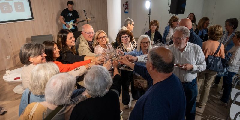 Brindis col·lectiu al 18è Aniversari del Cafè amb Lletres, FOTO: Paula Sama. Brindis col·lectiu al 18è Aniversari del Cafè amb Lletres, FOTO: Paula Sama.