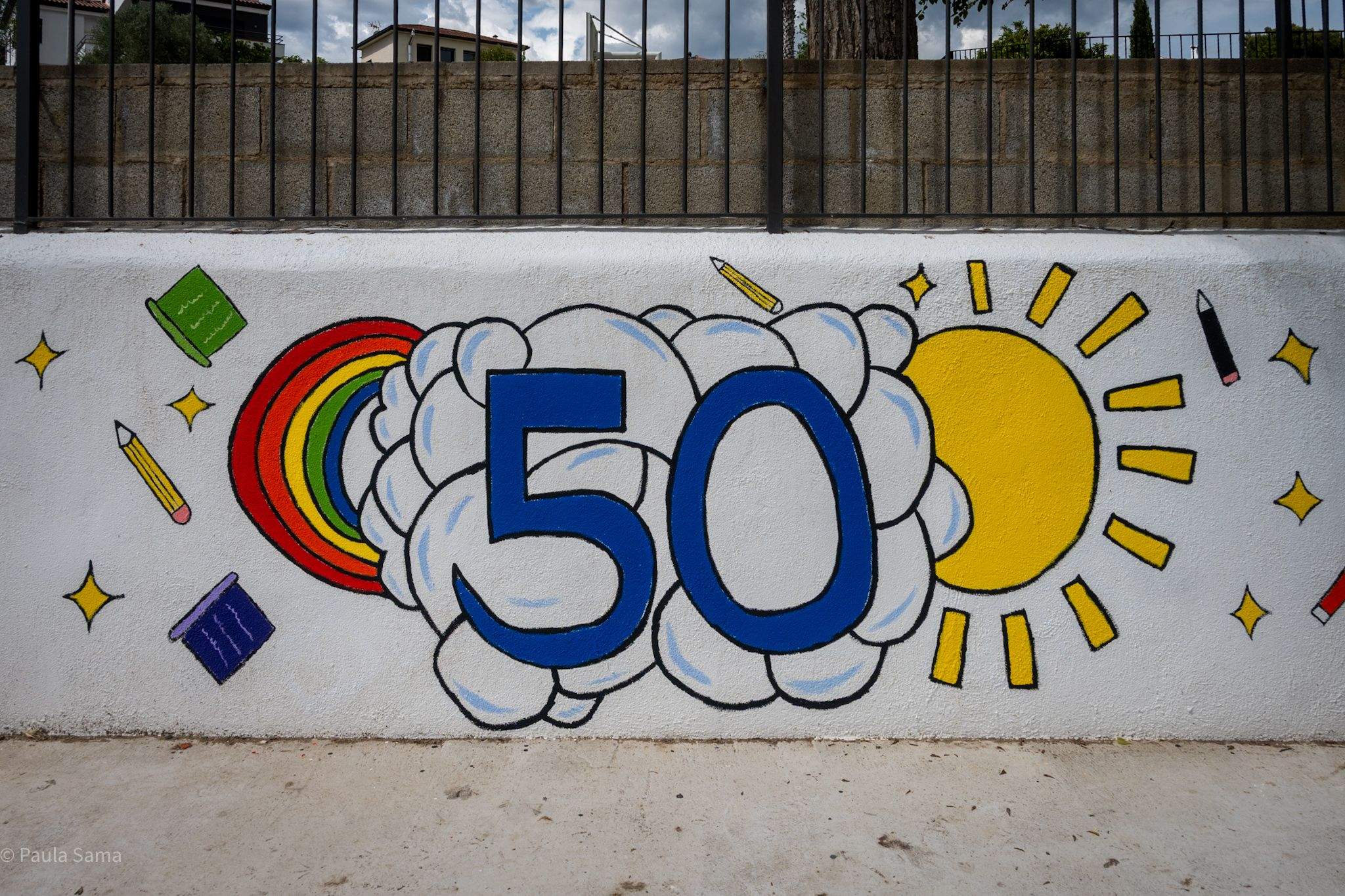 Alumnat del centre ha pintat un dels murs del pati per commemorar aquests 50 anys d’història. FOTO: Paula Sama.
