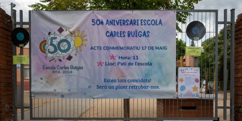 Una pancarta anuncia la celebració del 50è aniversari de l'Escola Carles Buïgas FOTO: Paula Sama. Una pancarta anuncia la celebració del 50è aniversari de l'Escola Carles Buïgas FOTO: Paula Sama.