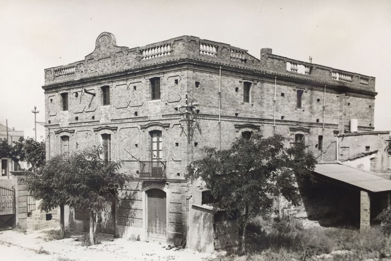 Can Banús, anys 50– El mas Banús, situat al costat de Can Banús va ser enderrocat l'any 1925.