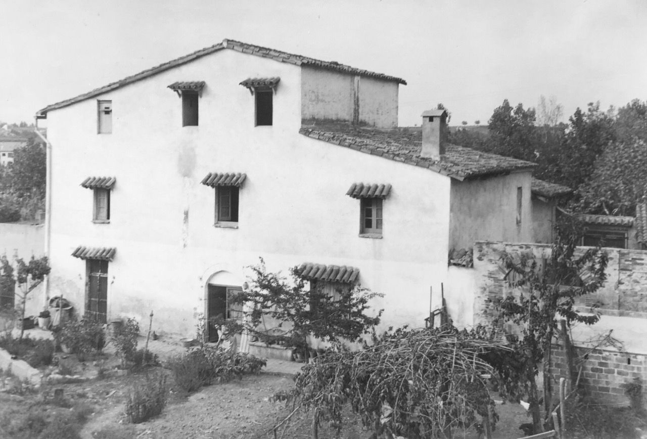 Ca n'Olivé –Masia amb origen al segle XVIII, situada al barri de Montflorit.