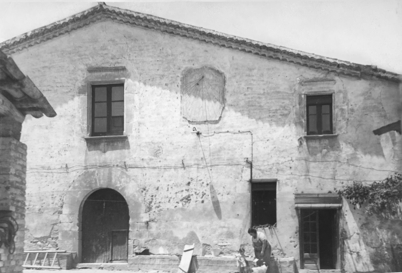 Can Miró – Masia original del segle XIX, rehabilitada a finals del segle XX com a Escola de Doctorat de la UAB.