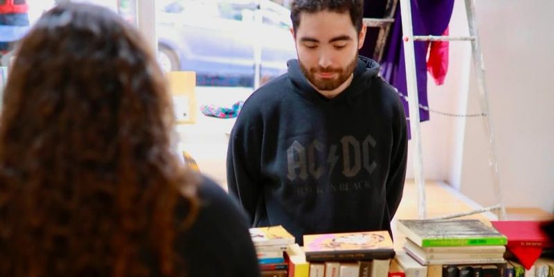 El dissabte 13 tornen els Encants Populars, aquesta vegada en format primavera!  De 10h a 14h trobareu paradetes amb productes que demanen una nova vida.   A més, a partir de les 13 00h, Propera Parada farà el seu _800x400