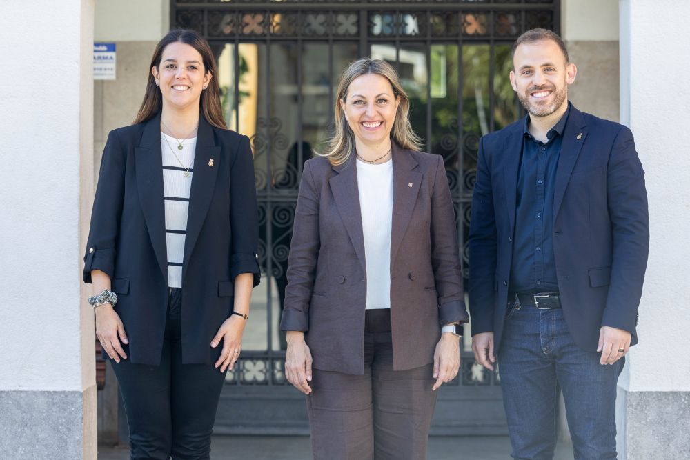 De dreta a esquerra, la regidora de Polítiques d'Igualtat, Andrea Borrego, la consellera Eva Menor i l'alcalde, Carlos Cordón. FOTO: AJuntament