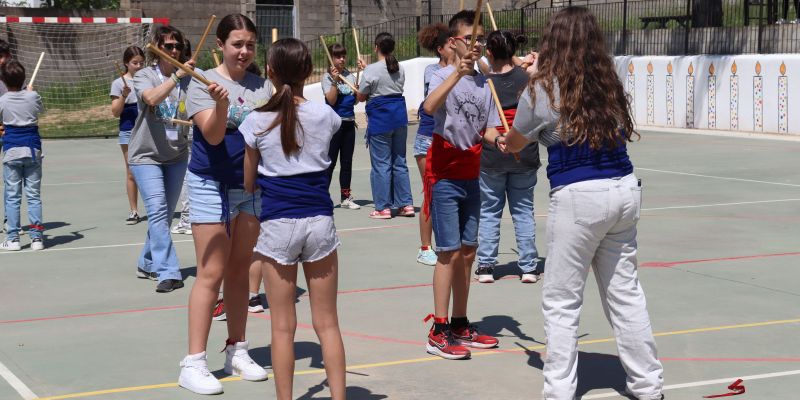 Ball de bastons per part dels alumnes. FOTO: Marc Mata Ball de bastons per part dels alumnes. FOTO: Marc Mata