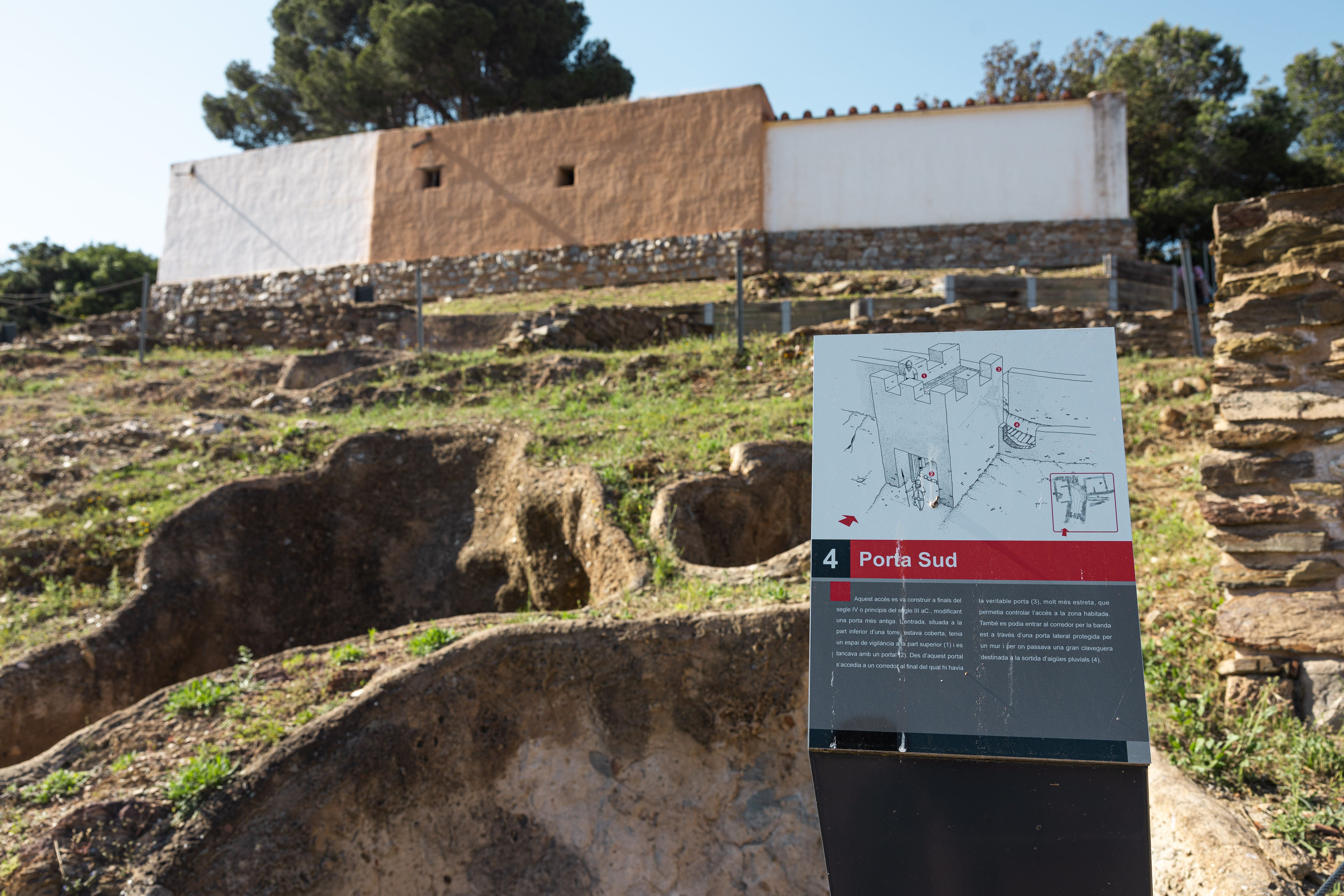 Imatges del poblat ibèric de Ca n’Oliver i els seus edificis reconstruïts enmig de la serra de Collserola. FOTO: Arnau Padilla.