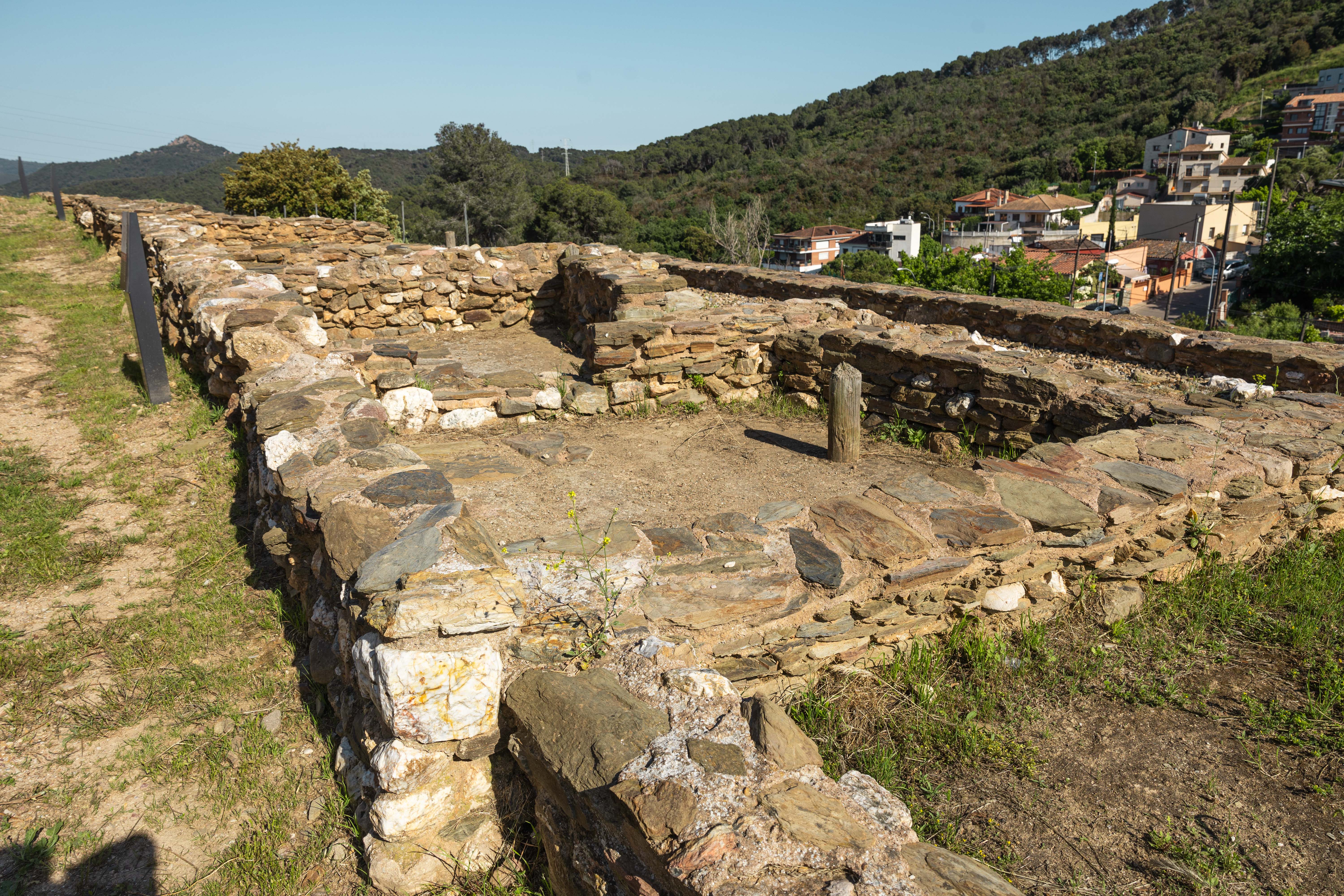Imatges del poblat ibèric de Ca n’Oliver i els seus edificis reconstruïts enmig de la serra de Collserola. FOTO: Arnau Padilla.