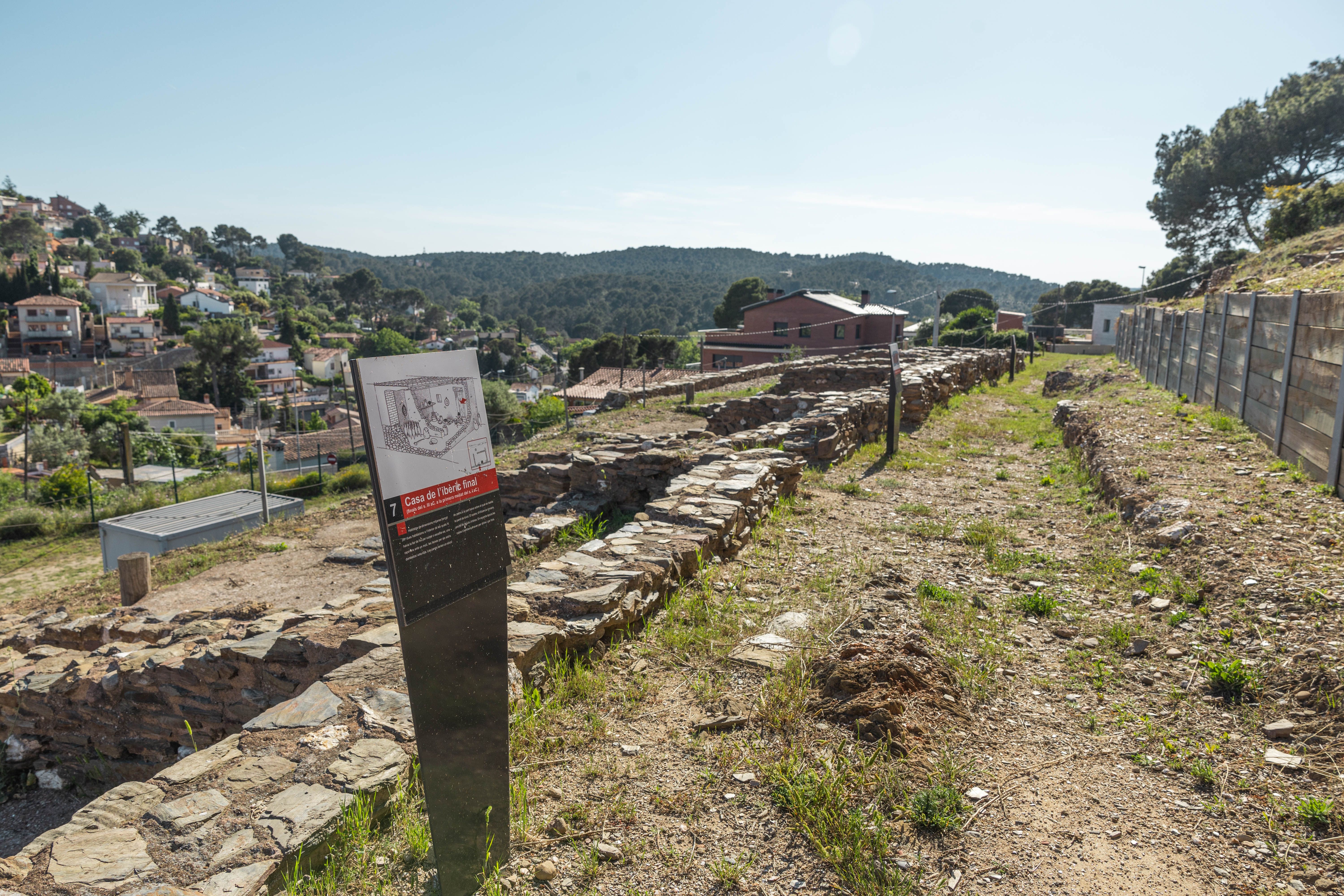 Imatges del poblat ibèric de Ca n’Oliver i els seus edificis reconstruïts enmig de la serra de Collserola. FOTO: Arnau Padilla.