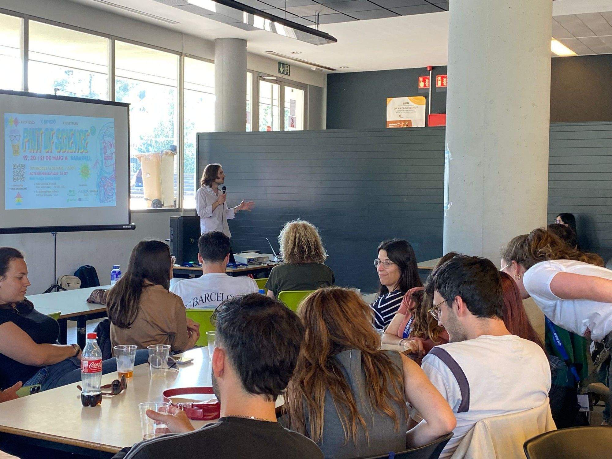 Inauguració del 'Print Of Sciencie', divendres, al bar de la plaça Cívica de la UAB. FOTO: UAB