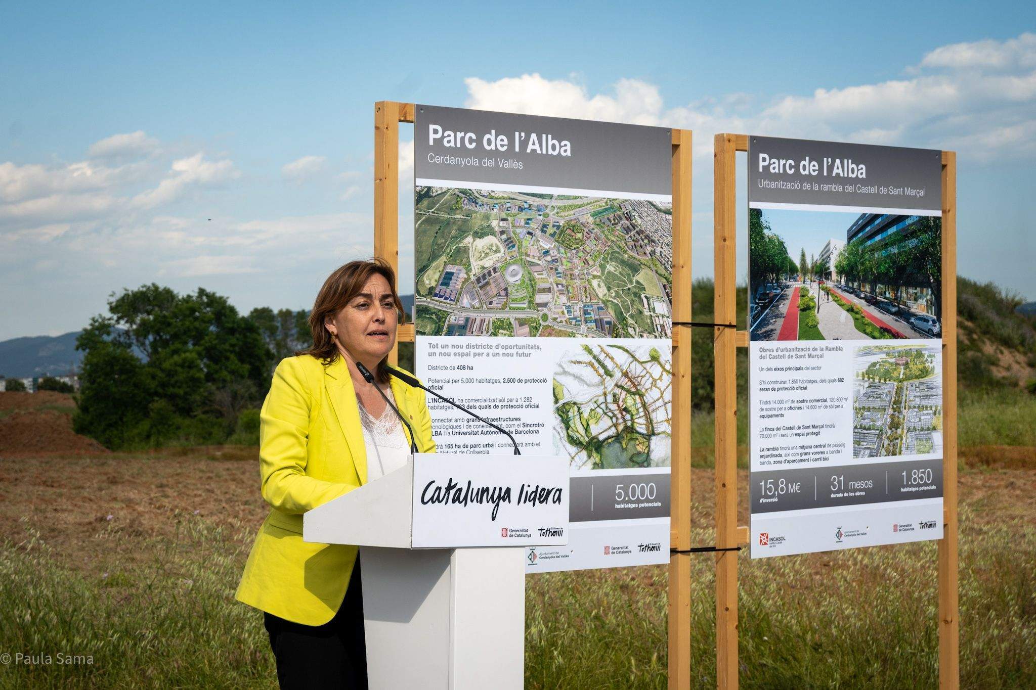 La consellera Silvia Paneque davant dels terrenys on es constuirà el nou barri. FOTO: Paula Sama
