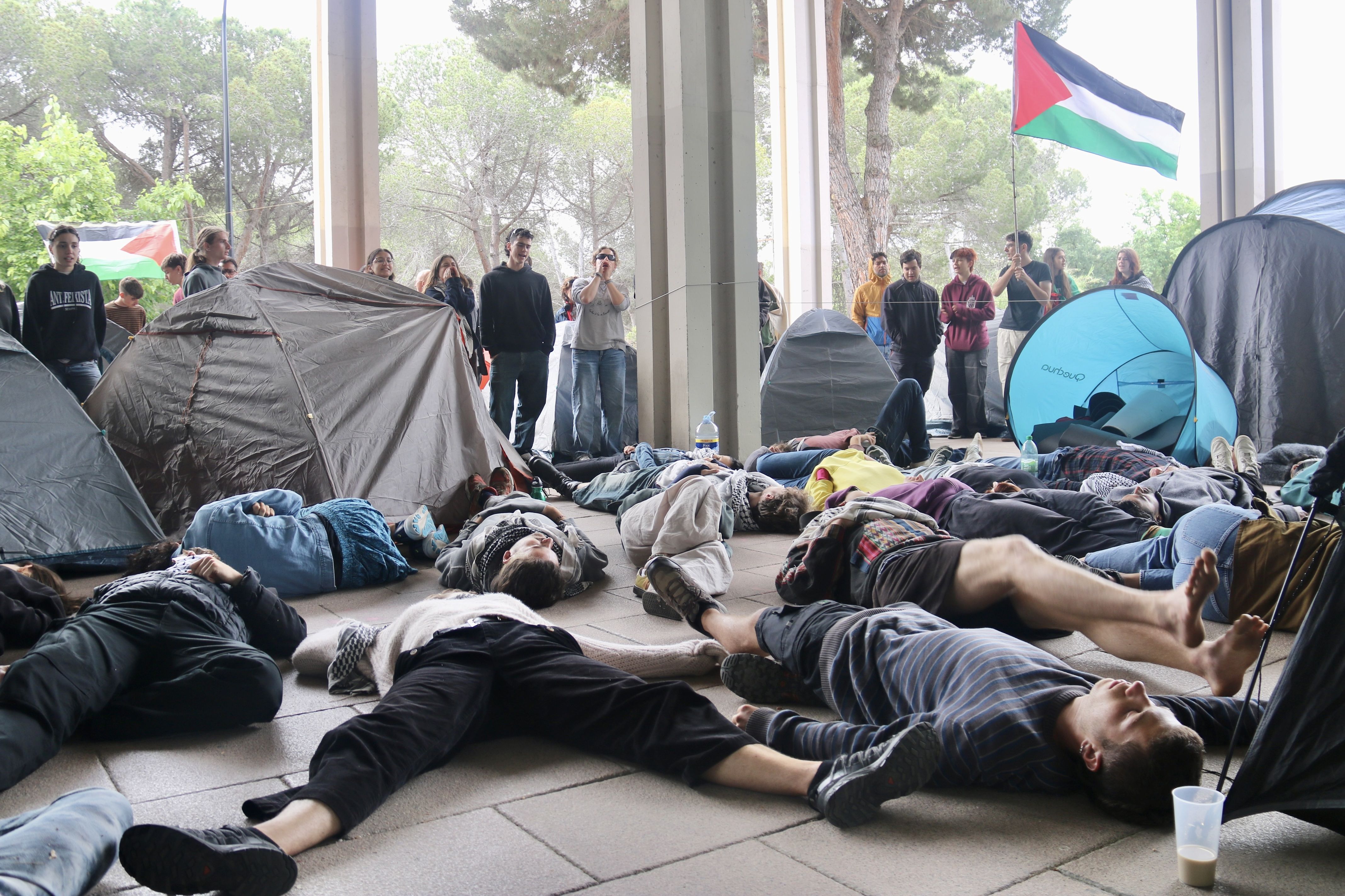 Acampada d'estudiants, dijous 22 de maig, al campus de la UAB. FOTO: Albert Segura (ACN)