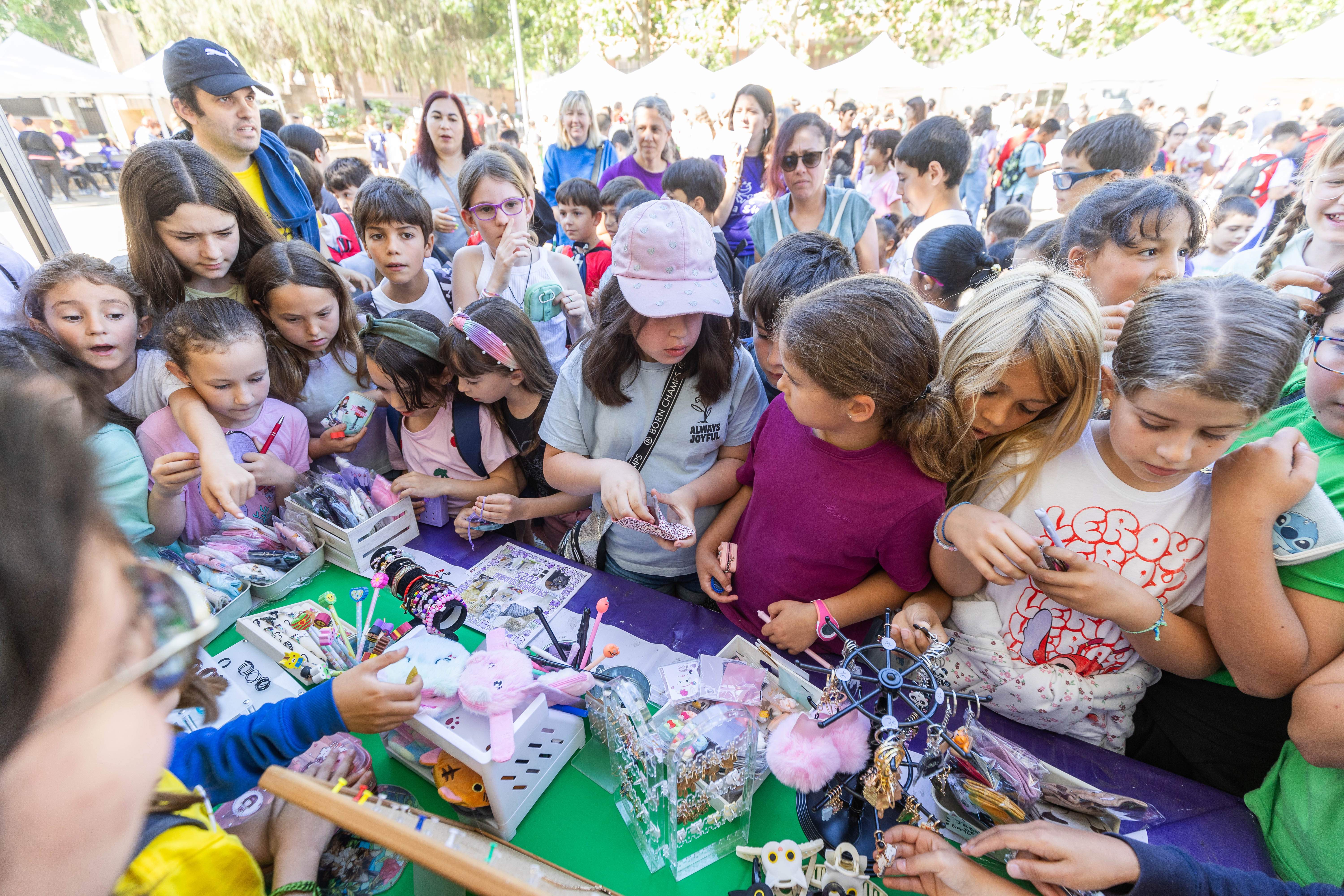 Amb el mercat de cooperatives escolars, la plaça de Sant Ramon s'ha convertit aquest divendes 23 de maig en un mercat bulliciós. FOTO: Núria Puentes (Ajuntament) Amb el mercat de cooperatives escolars, la plaça de Sant Ramon s'ha convertit aquest divendes 23 de maig en un mercat bulliciós. FOTO: Núria Puentes (Ajuntament)