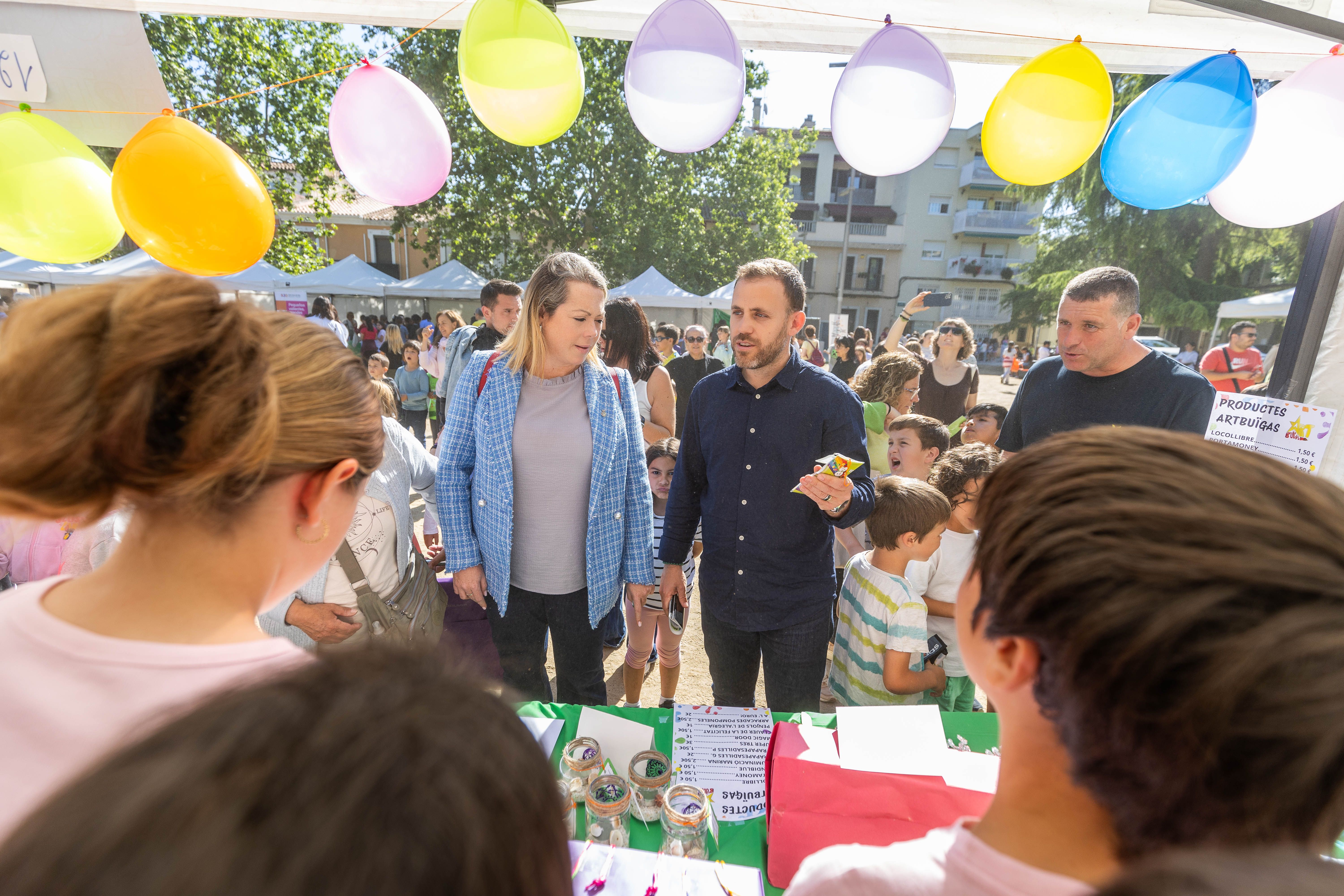 La regidora Padilla i l'alcalde Cordón durant la visita al mercat escolar. FOTO: Núria Puentes (Ajuntament) La regidora Padilla i l'alcalde Cordón durant la visita al mercat escolar. FOTO: Núria Puentes (Ajuntament)