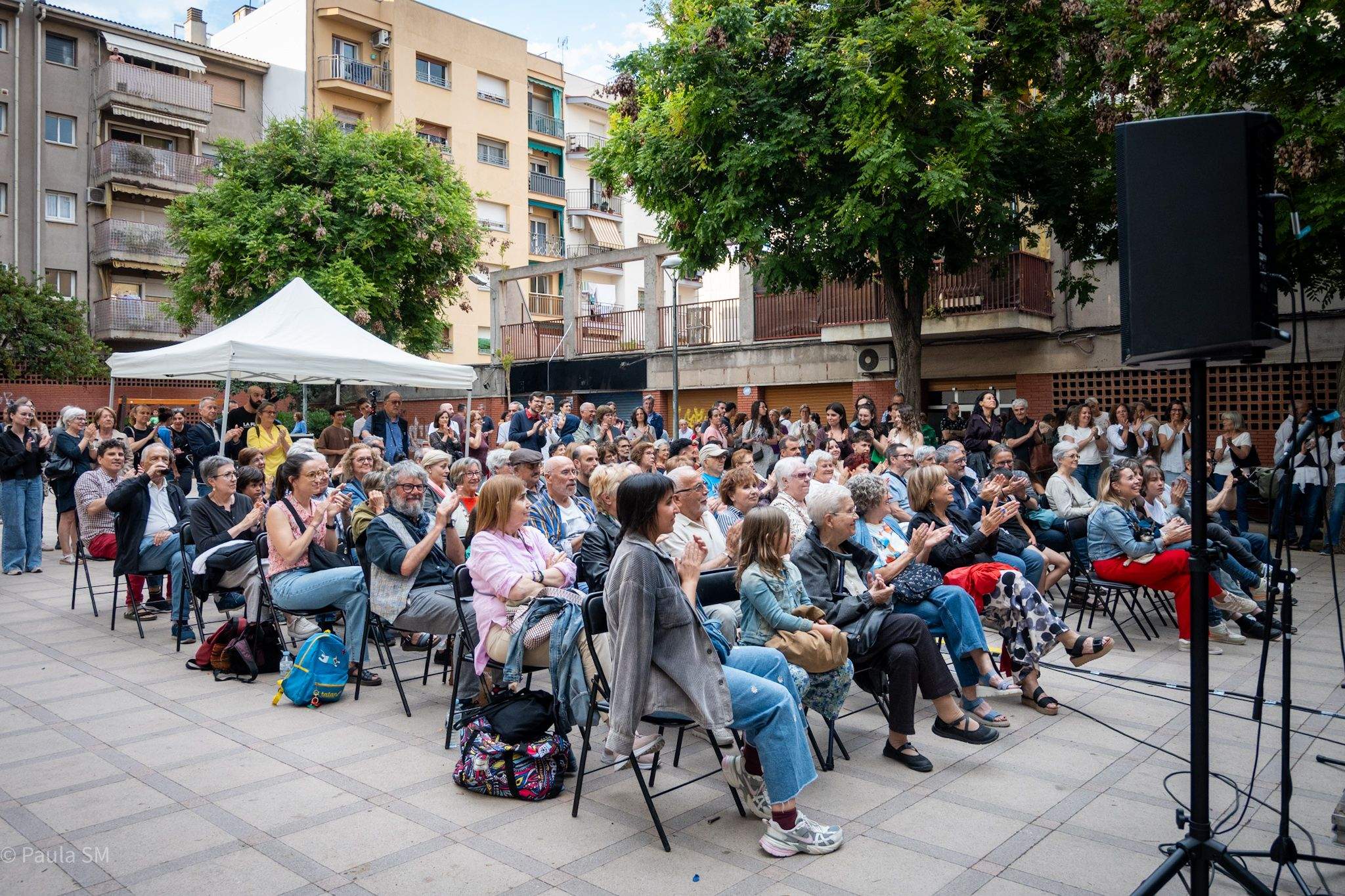 Tres Tambors dedicat al cant Coral, a la plaça Federica Montseny, el divendres 23 de maig. FOTO: Paula Sama