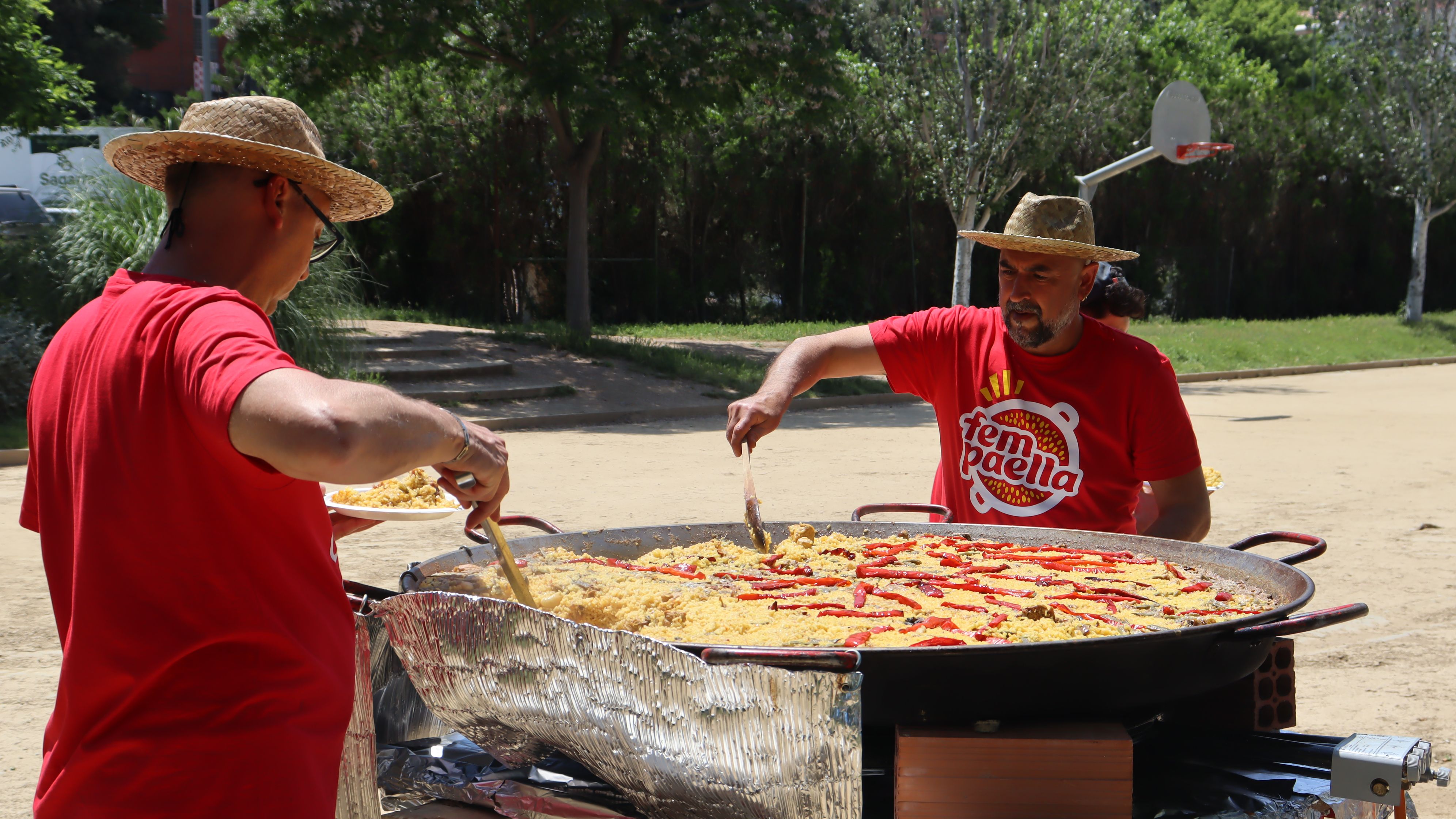 Moment de dinar, moment de paella popular. FOTO: Marc Mata