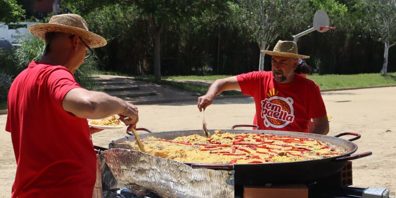 Moment de dinar, moment de paella popular. FOTO: Marc Mata