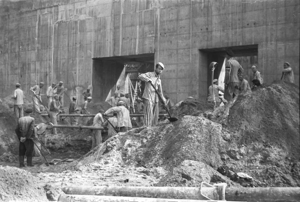 Imatge de l'exposició 'Rotspanier': construint mur atlàntic Bremen, 1944. FOTO: Ca n'Oliver