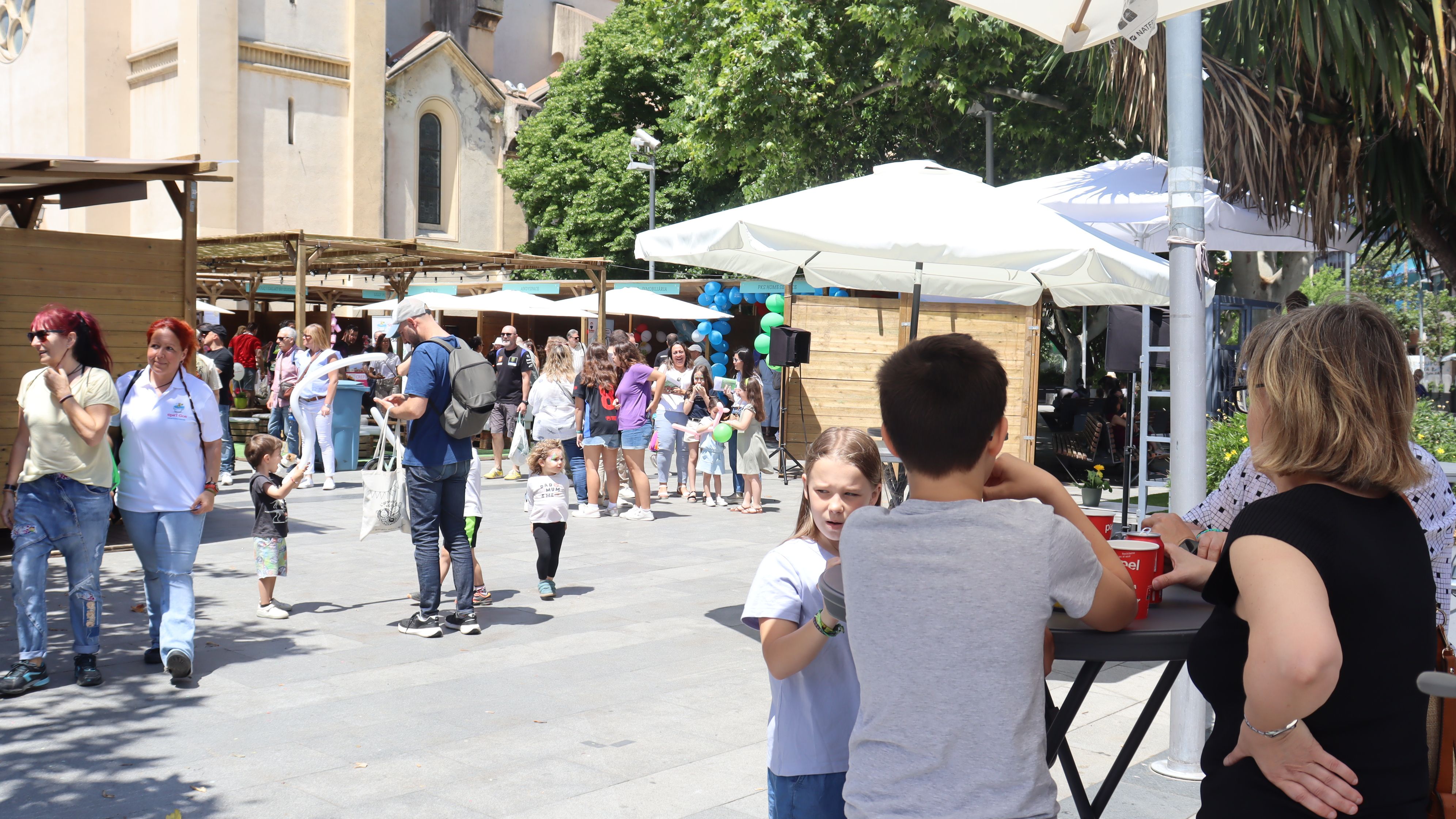 Moda, serveis i activitats per a la familia. Primer dia del Cerdanyola Market en imatges. FOTO: Marc Mata