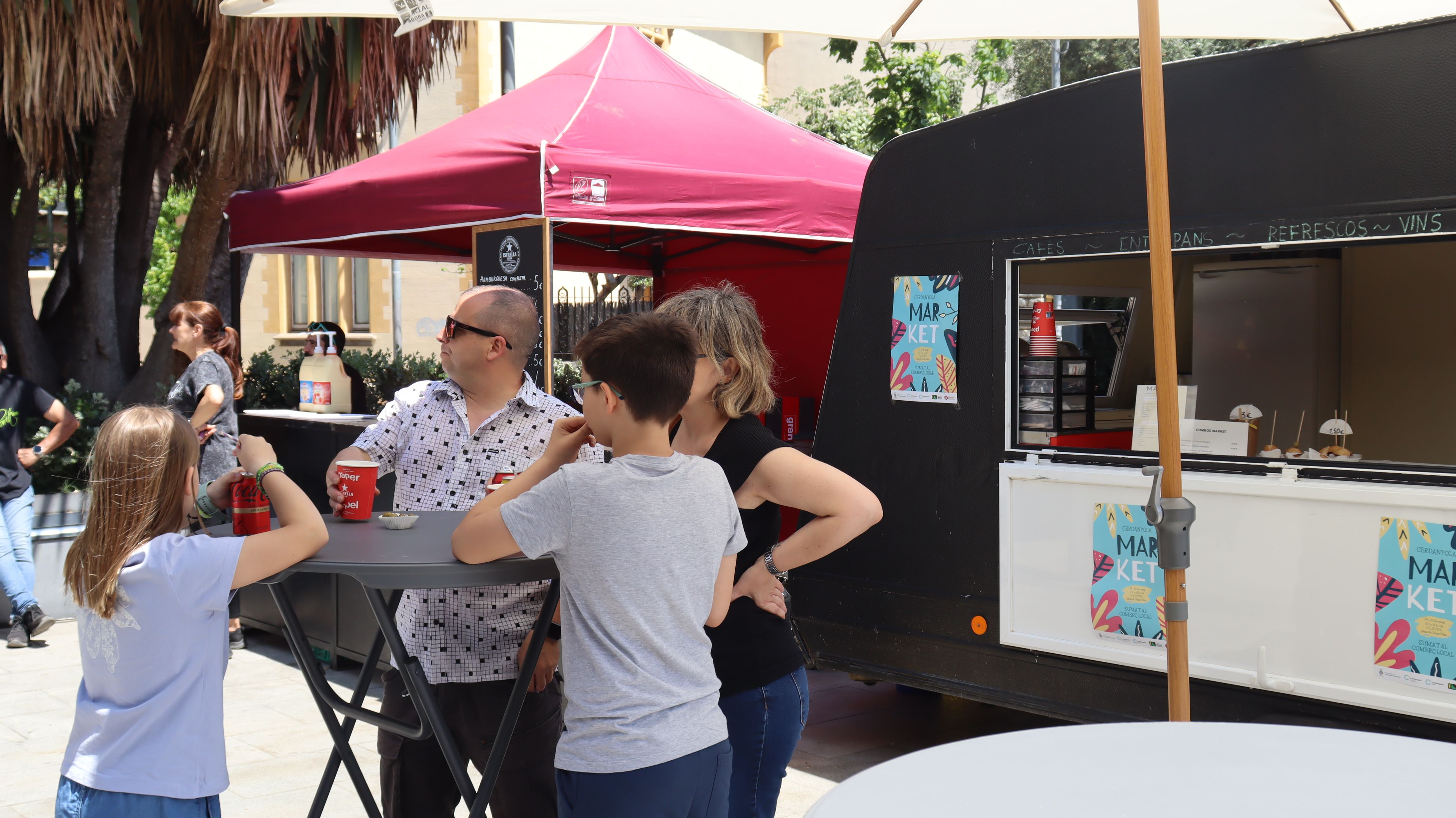 Moda, serveis i activitats per a la familia. Primer dia del Cerdanyola Market en imatges. FOTO: Marc Mata