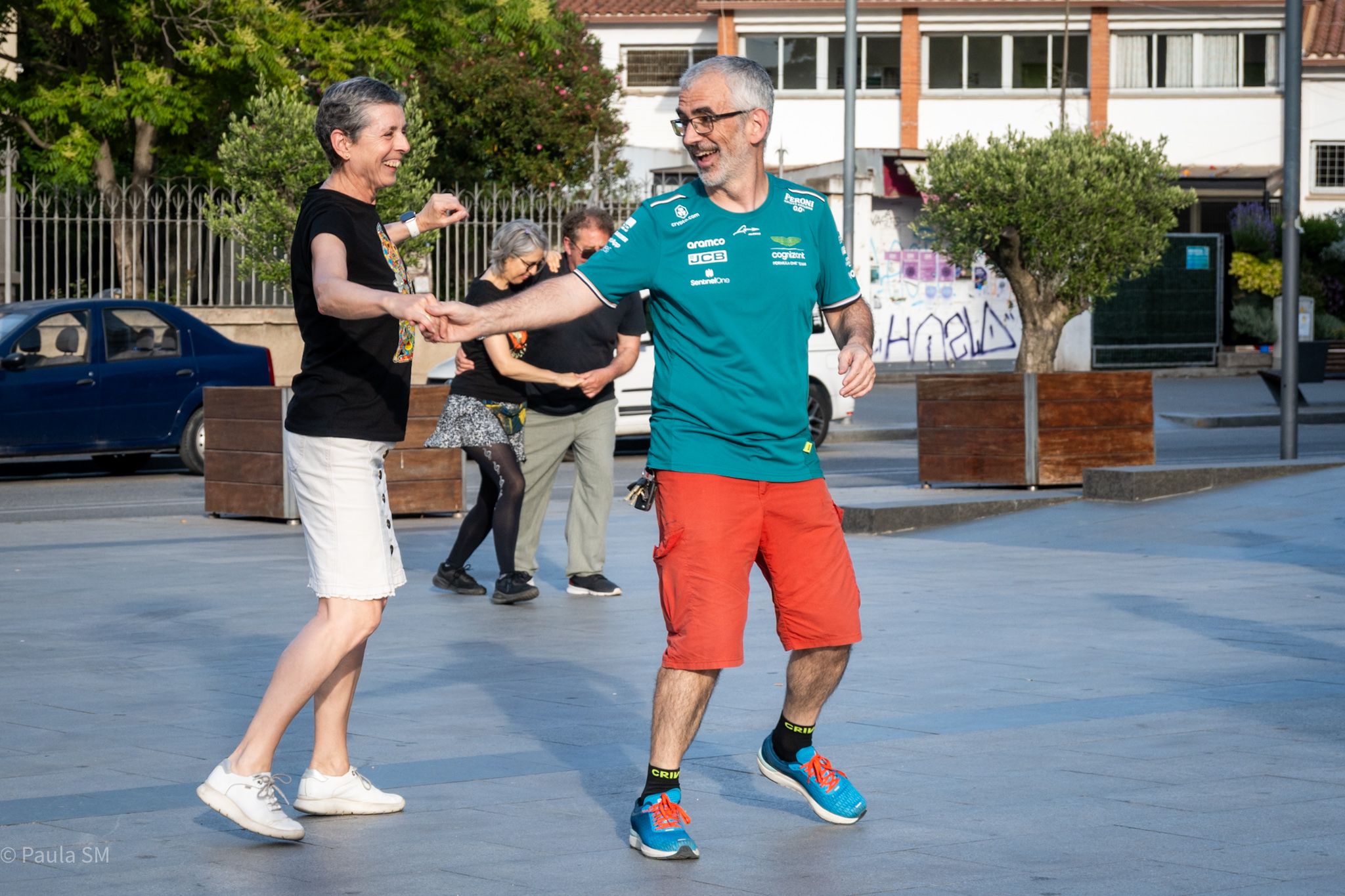 Balladors i balladores gaudint d’una jam de swing a la plaça Francesc Layret, diumenge. FOTO: Paula Sama