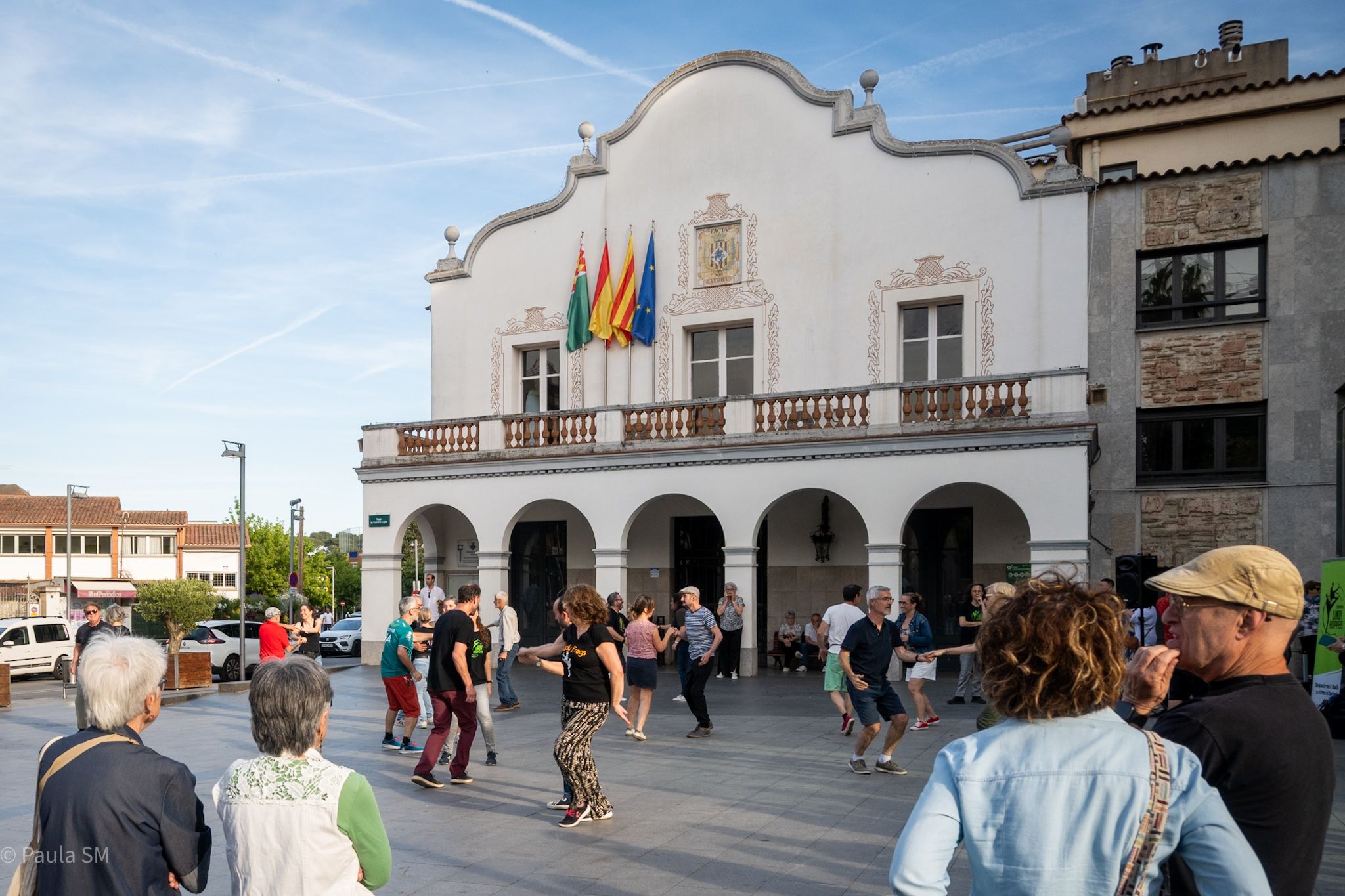Balladors i balladores gaudint d’una jam de swing a la plaça Francesc Layret, diumenge. FOTO: Paula Sama