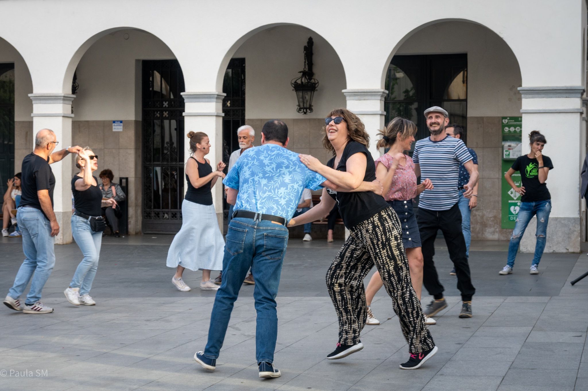 Balladors i balladores gaudint d’una jam de swing a la plaça Francesc Layret, diumenge. FOTO: Paula Sama